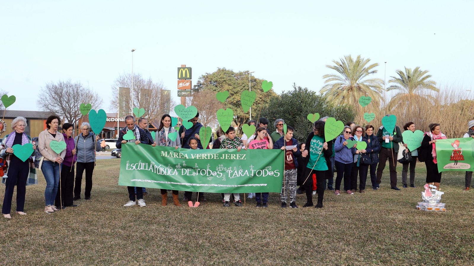 Concentración de Marea Verde Jerez para nombrar a la rotonda de la Escuela Pública en La Granja Concentración de Marea Verde Jerez para nombrar a la rotonda de la Escuela Pública en La Granja