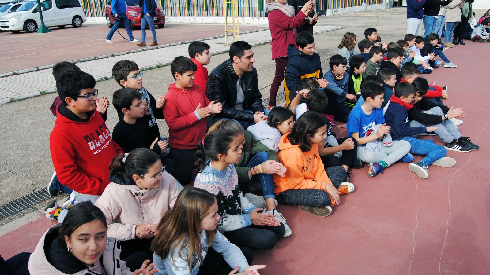 Imagen de los escolares valverdeños que siguen las evoluciones de los perros.