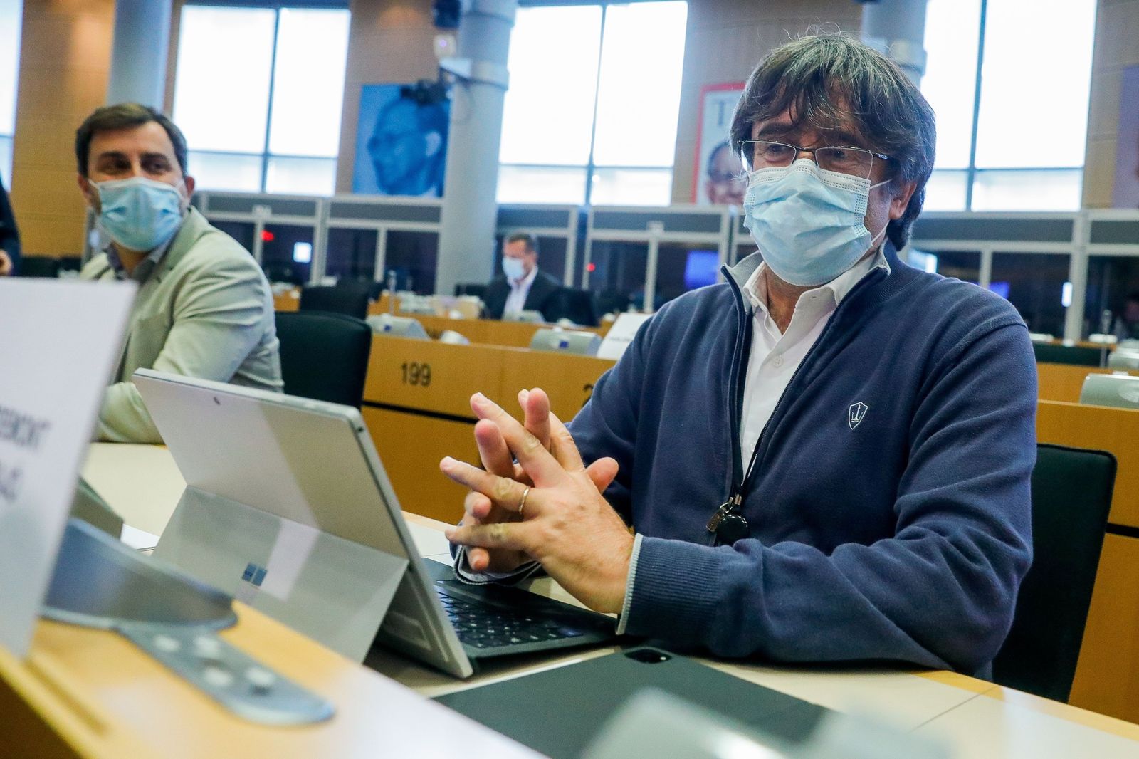 El eurodiputado y ex presidente de la Generalitat Carles Puigdemont, y el eurodiputado Antoni Comin, ayer en el Parlamento Europeo.