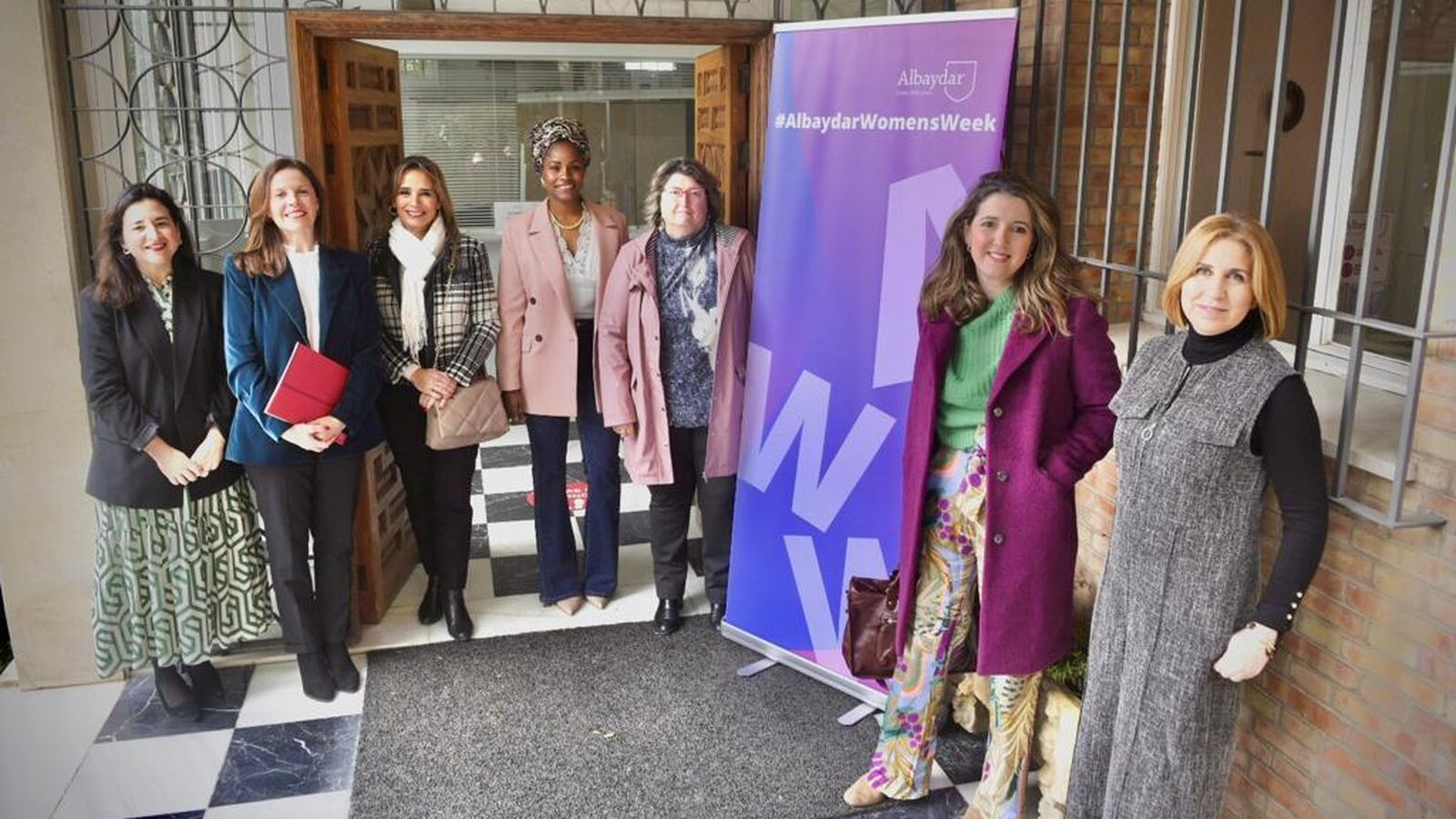 Participantes y organizadoras del debate celebrado este miércoles en el Centro Educativo Albaydar.
