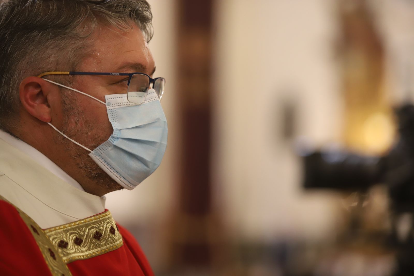 Imágenes de la misa de Pentecostés atípica y a puerta cerrada por el coronavirus, en la parroquia de la Asunción de Almonte