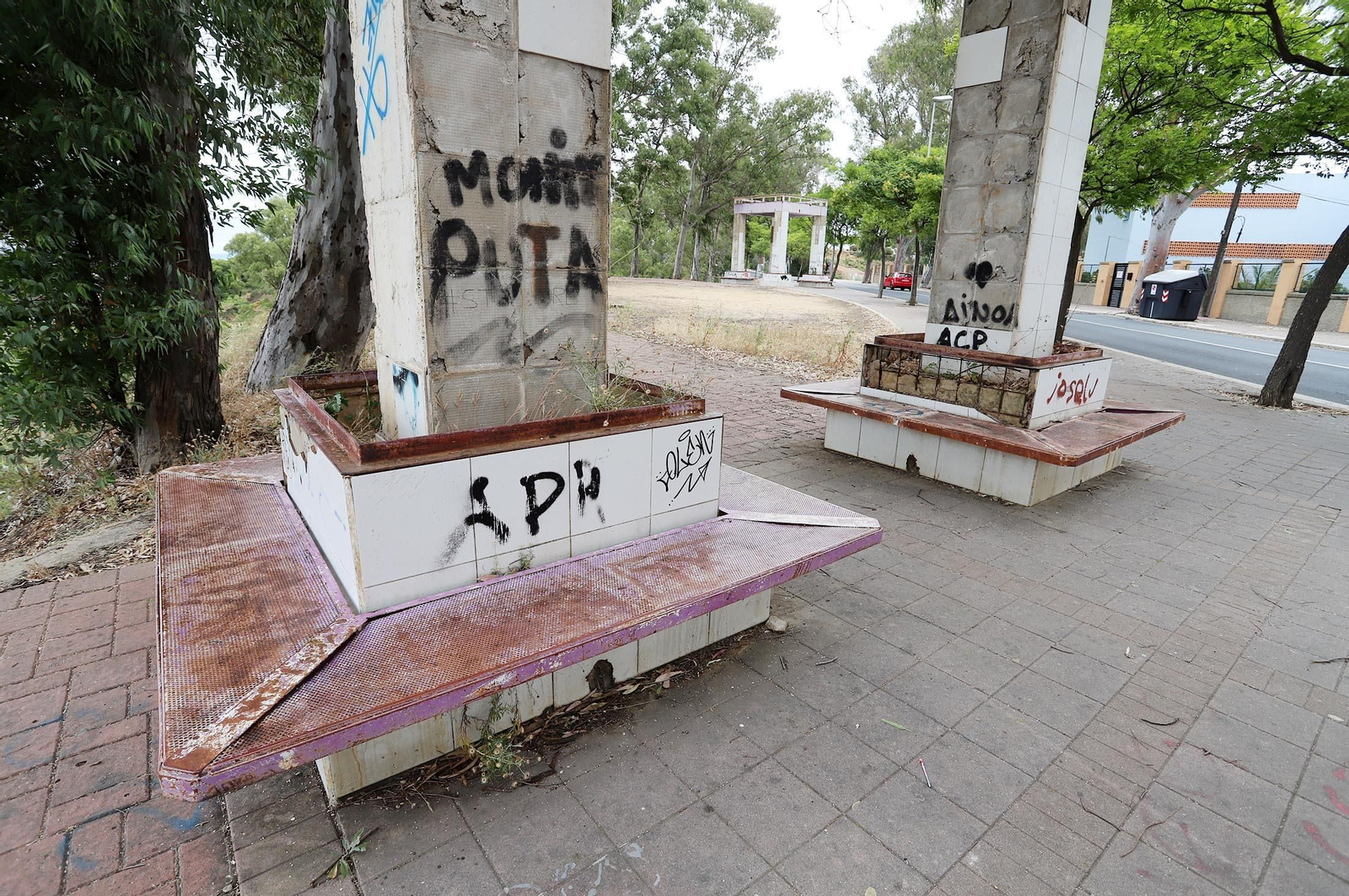 Imágenes de la suciedad, deterioro y abandono de los miradores del Conquero