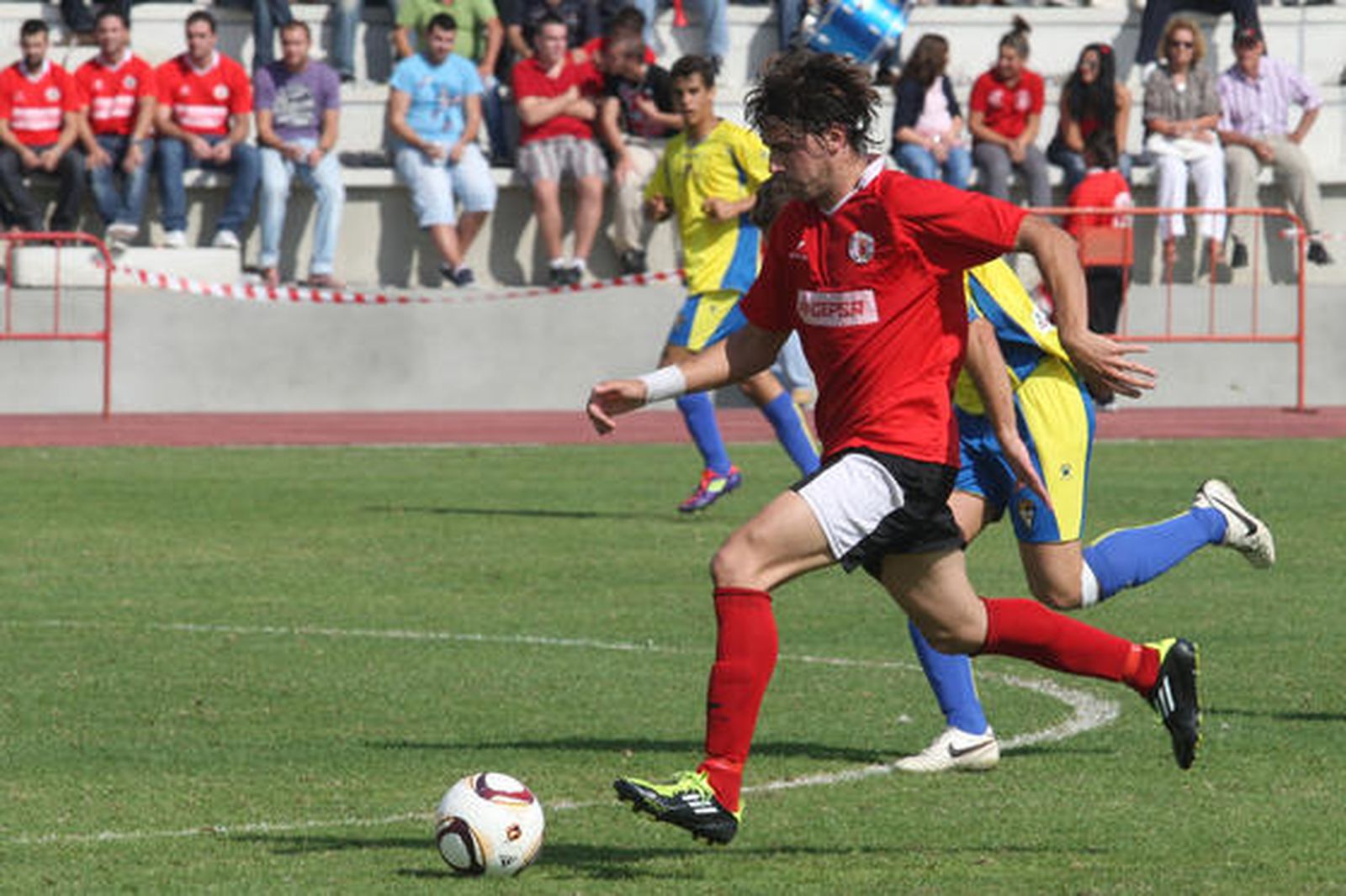 Tras la victoria en el partido 2-0, el San Roque consigue situarse en la zona cálida de la clasificación  

Foto: Paco Guerrero