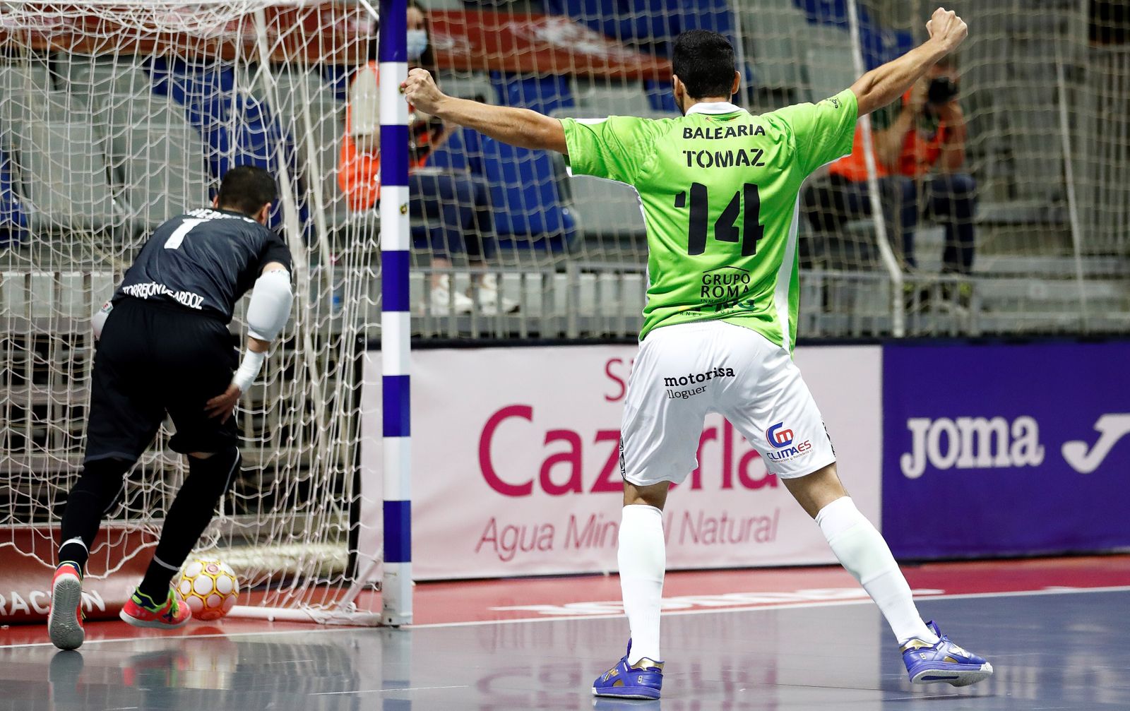 Tomaz celebra el 0-1, obra suya tras un córner.