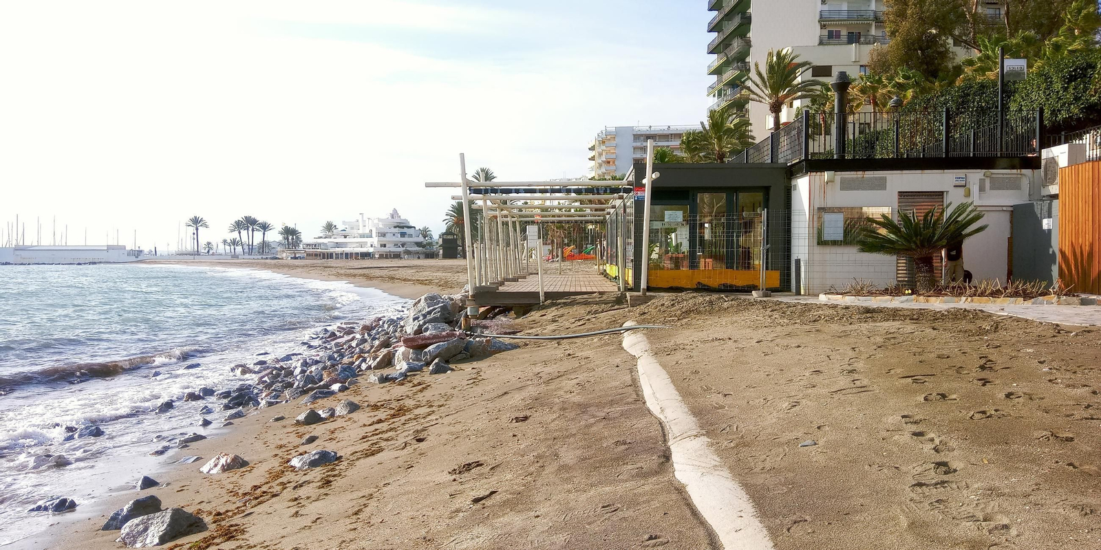 El chiringuito Soleo en la playa de La Venus, en Marbella.