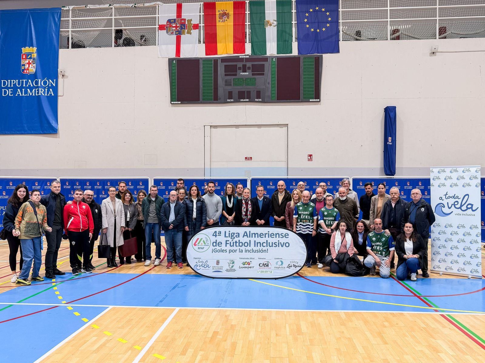 Un grupo de representantes de los distintos colectivos posan juntos después de la presentación de la competición.