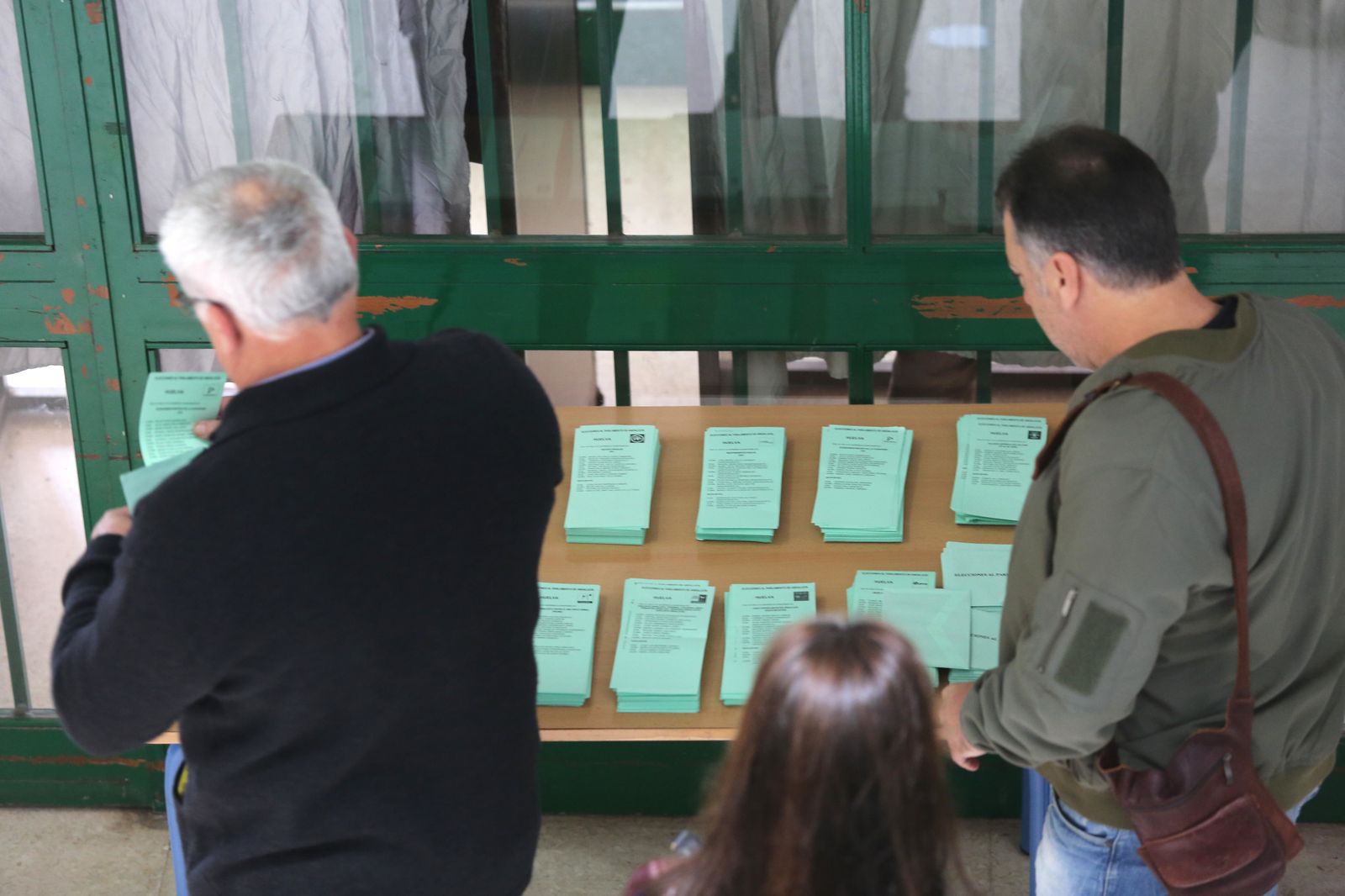Electores en un colegiode la capital onubense.