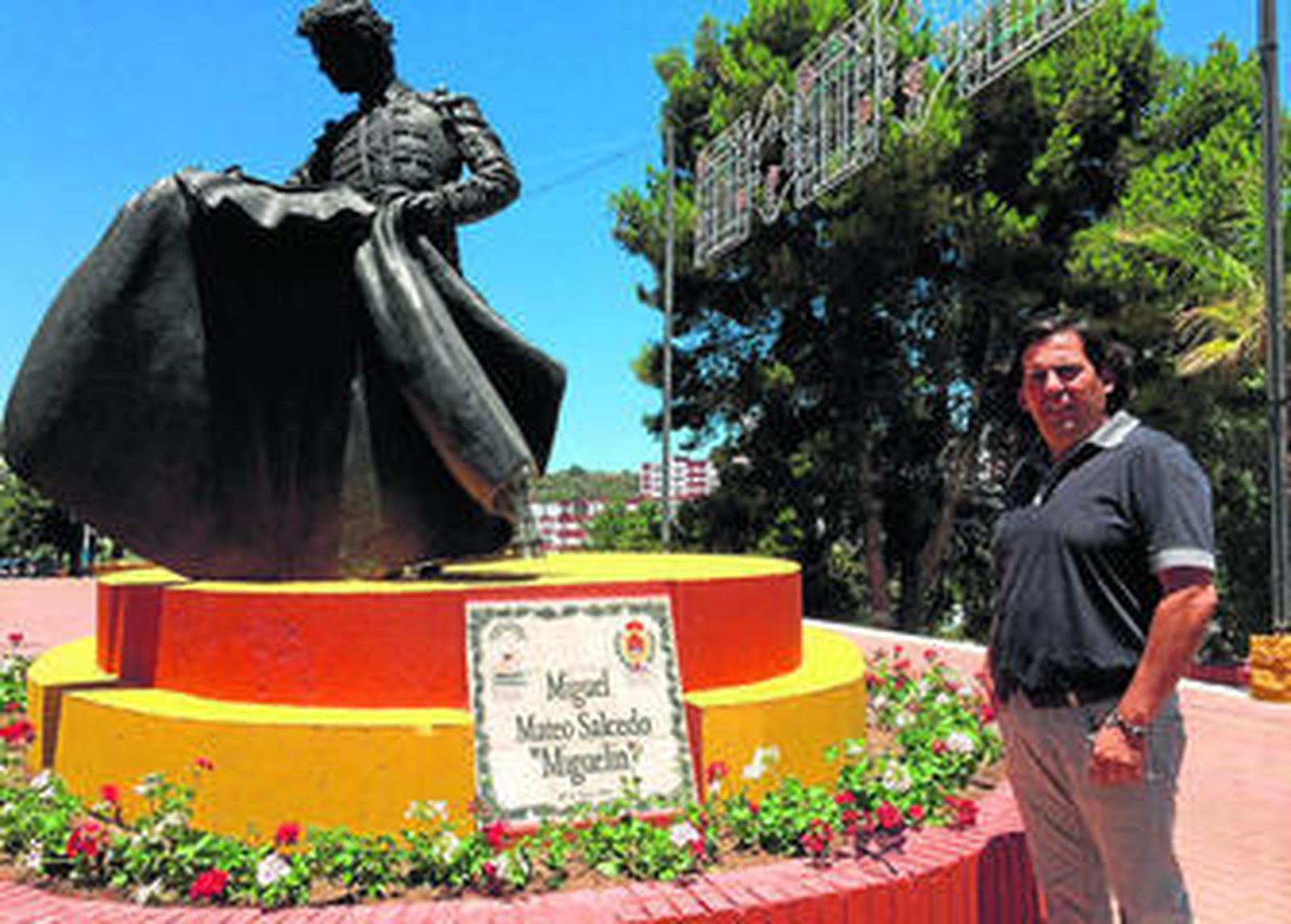 Curro Mateo posa junto al monumento a Miguelín en una imagen de archivo.