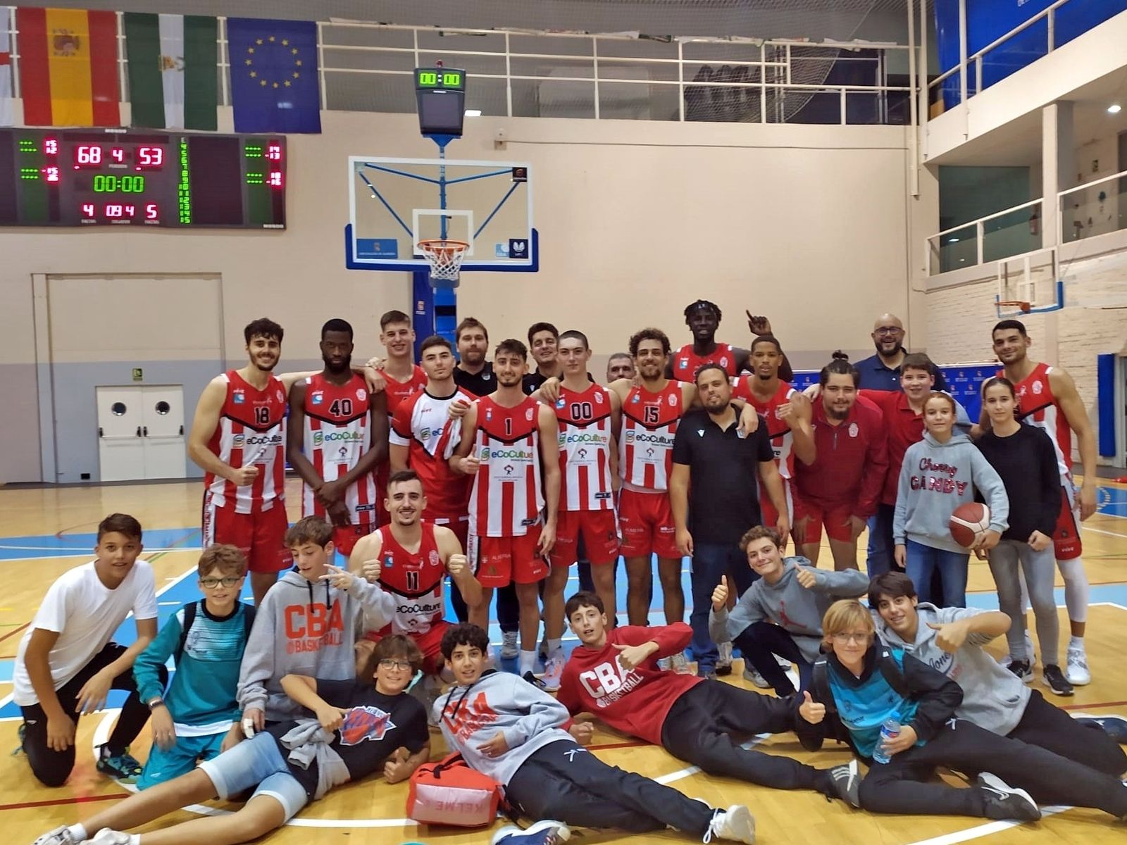 El conjunto rojillo posó al final con jugadores de sus bases