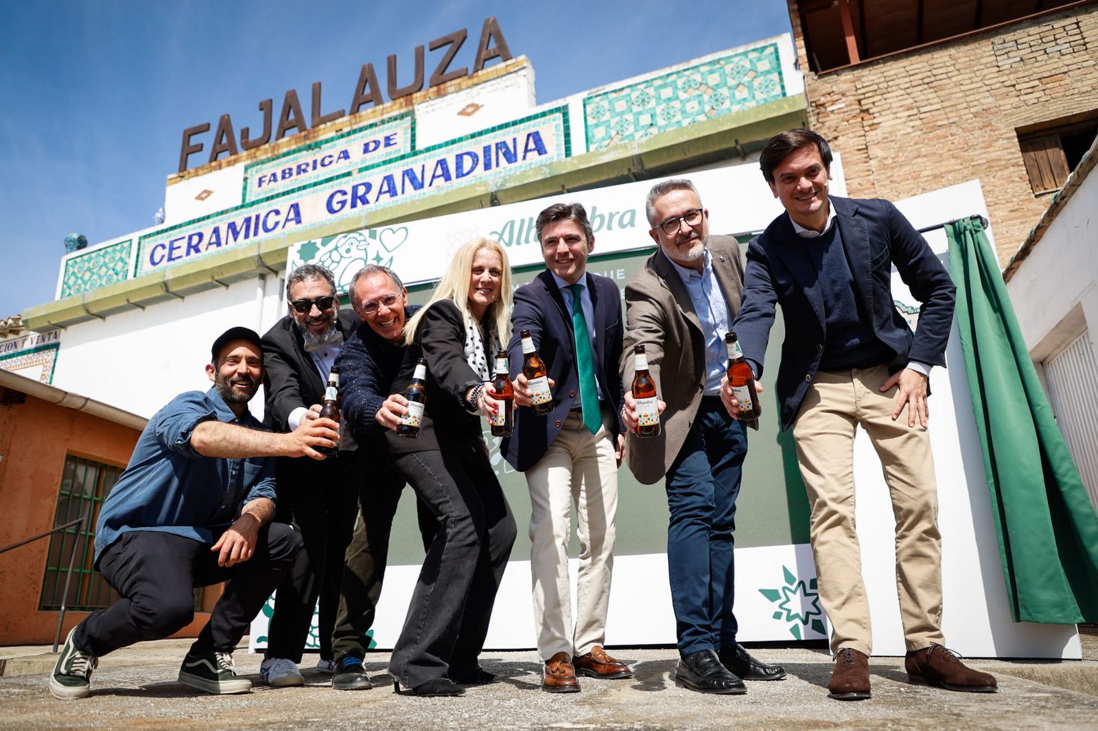 Muchos bares granadinos lucirán en sus fachadas placas de cerámica identificativas fabricadas por Fajalauza