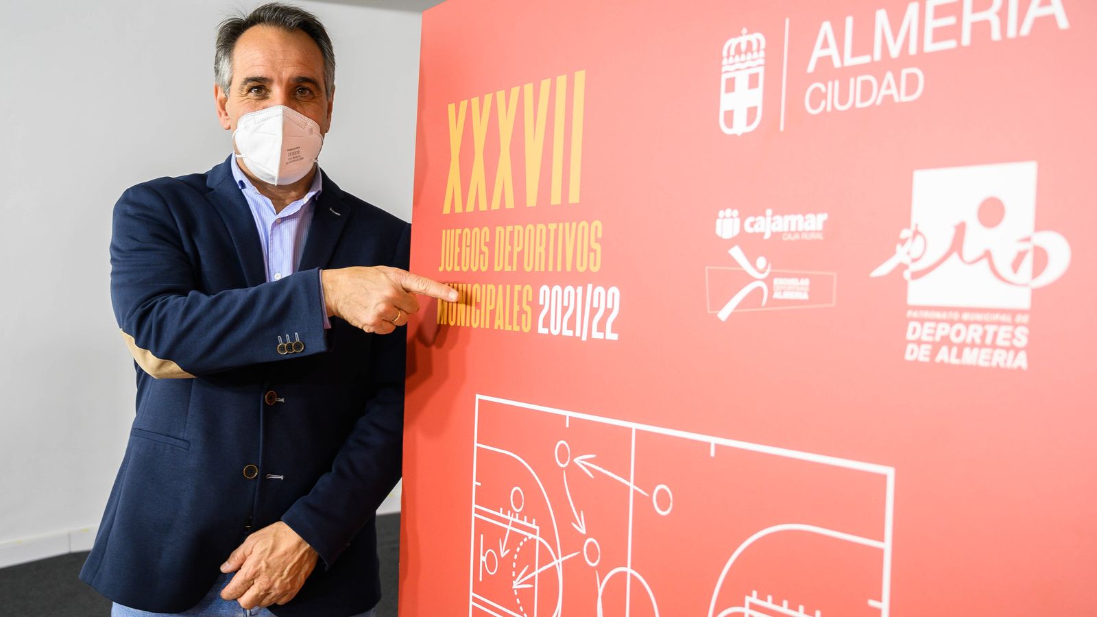 El concejal, ante el cartel anunciador.