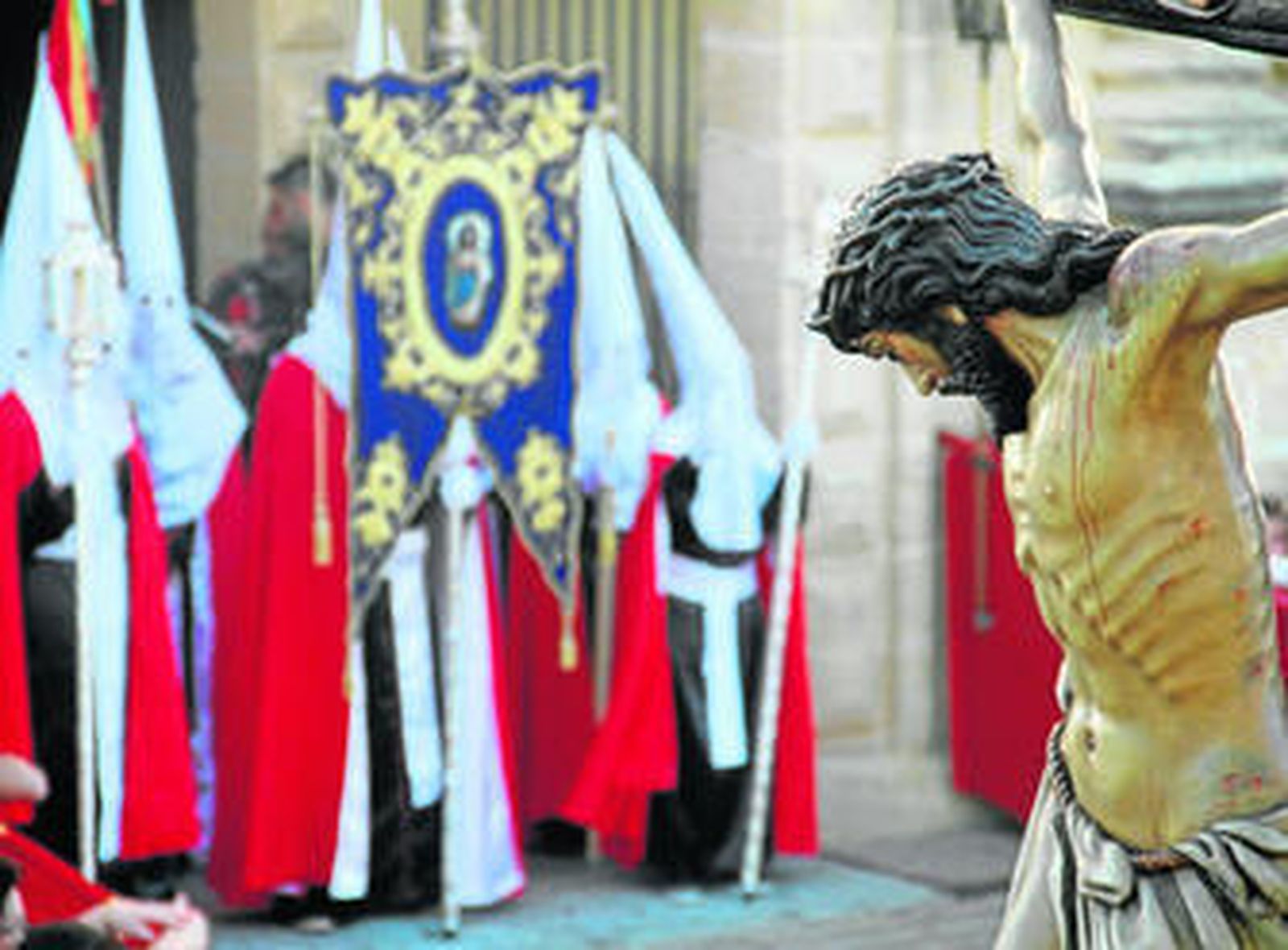 El paso de Misterio, con Jesús Crucificado, en su salida desde la parroquia de Santa Catalina de Conil.
