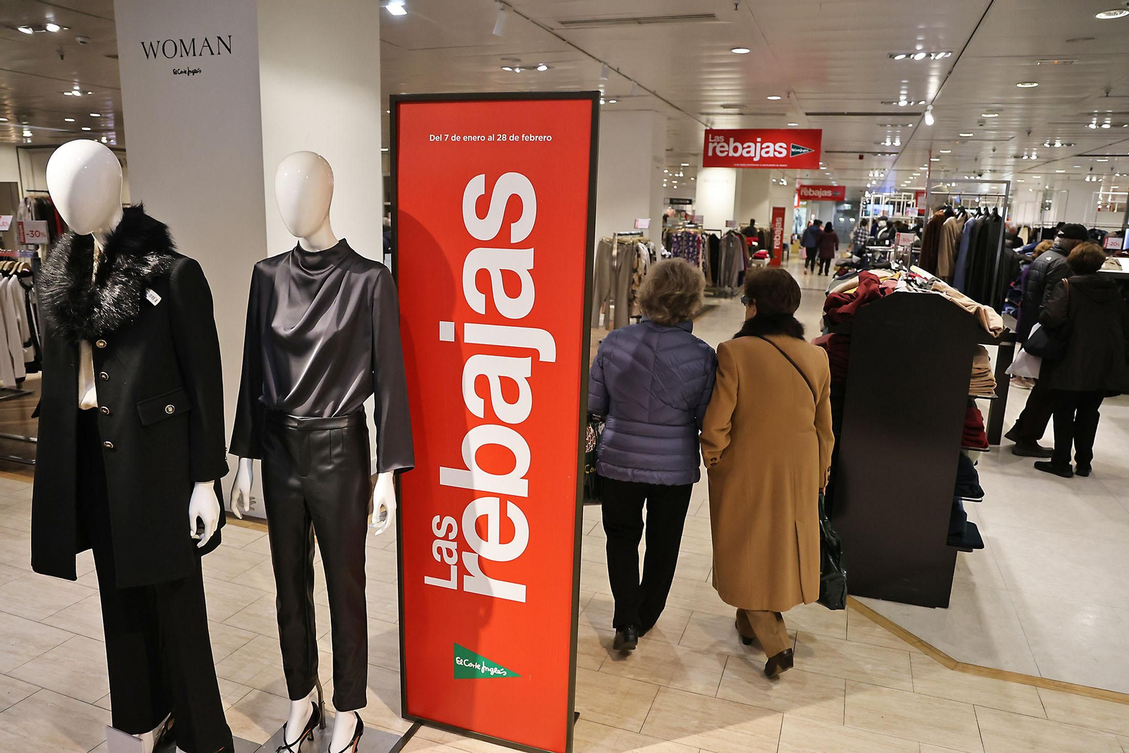 Imágenes del comienzo de las rebajas en Huelva