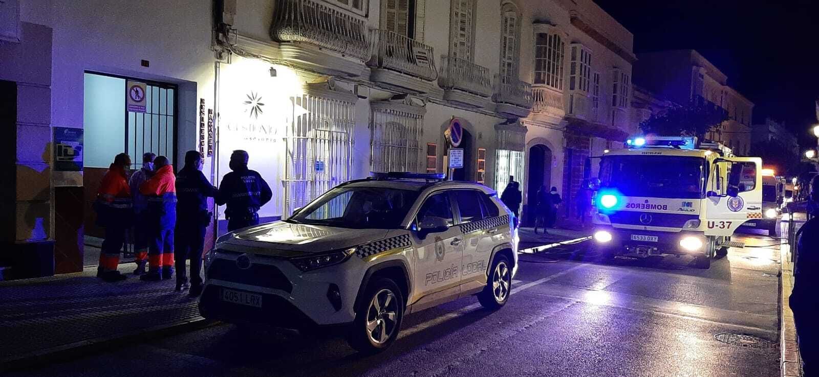 Gran despliegue policial y de Bomberos en la calle Jesús Nazareno