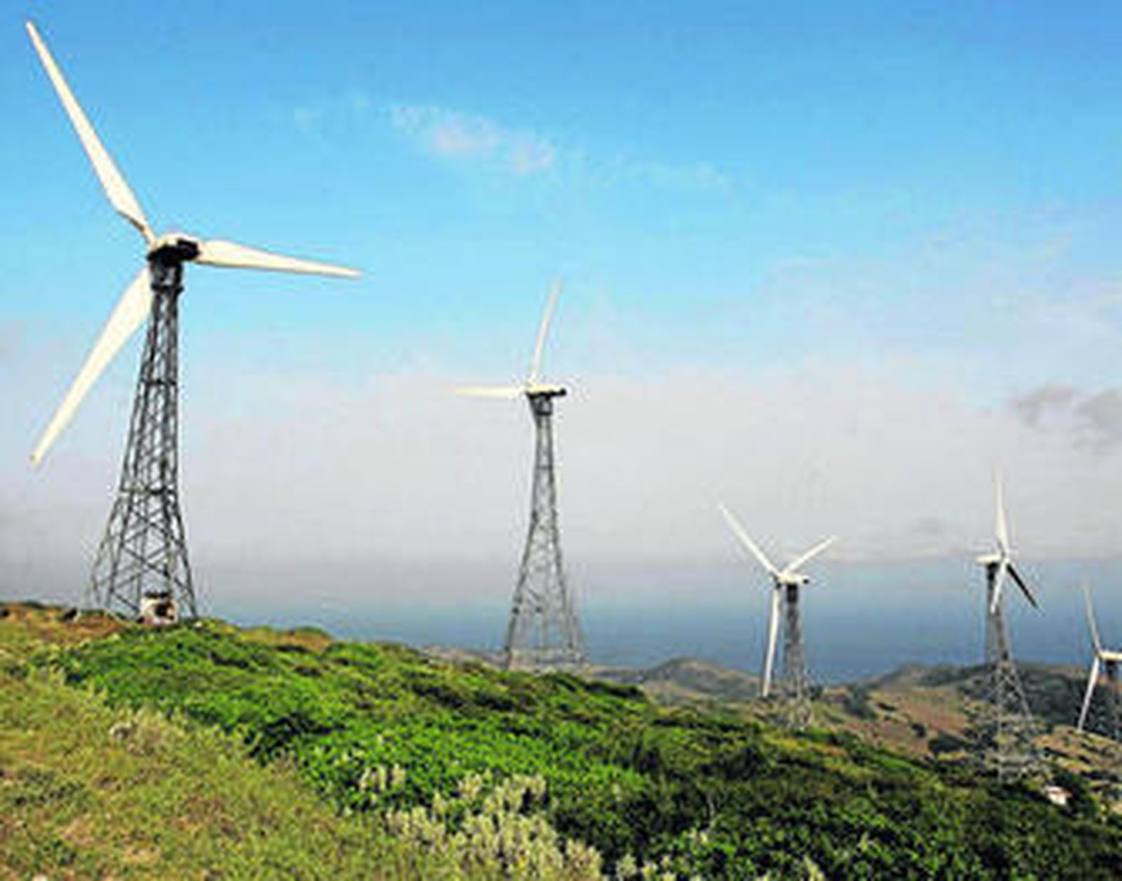 Varios aerogeneradores en una loma del término municipal de Tarifa en una imagen tomada en 2011.