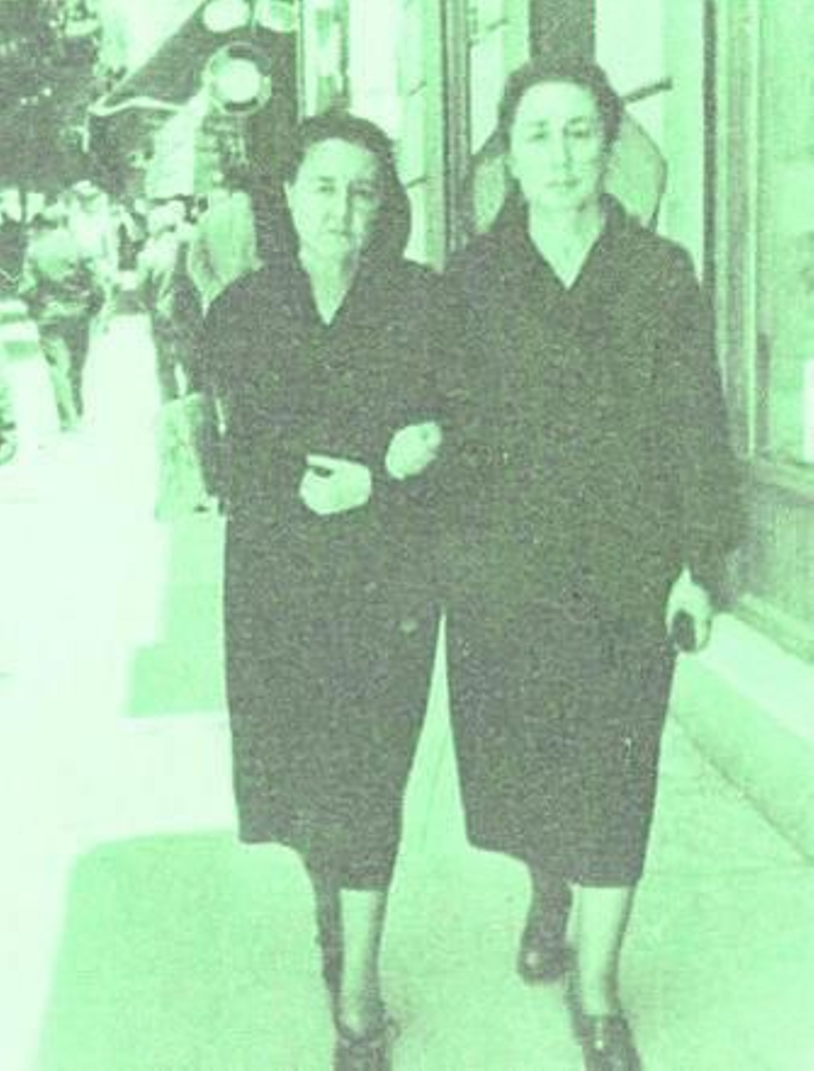 Con su hermana Carmen en el Paseo.