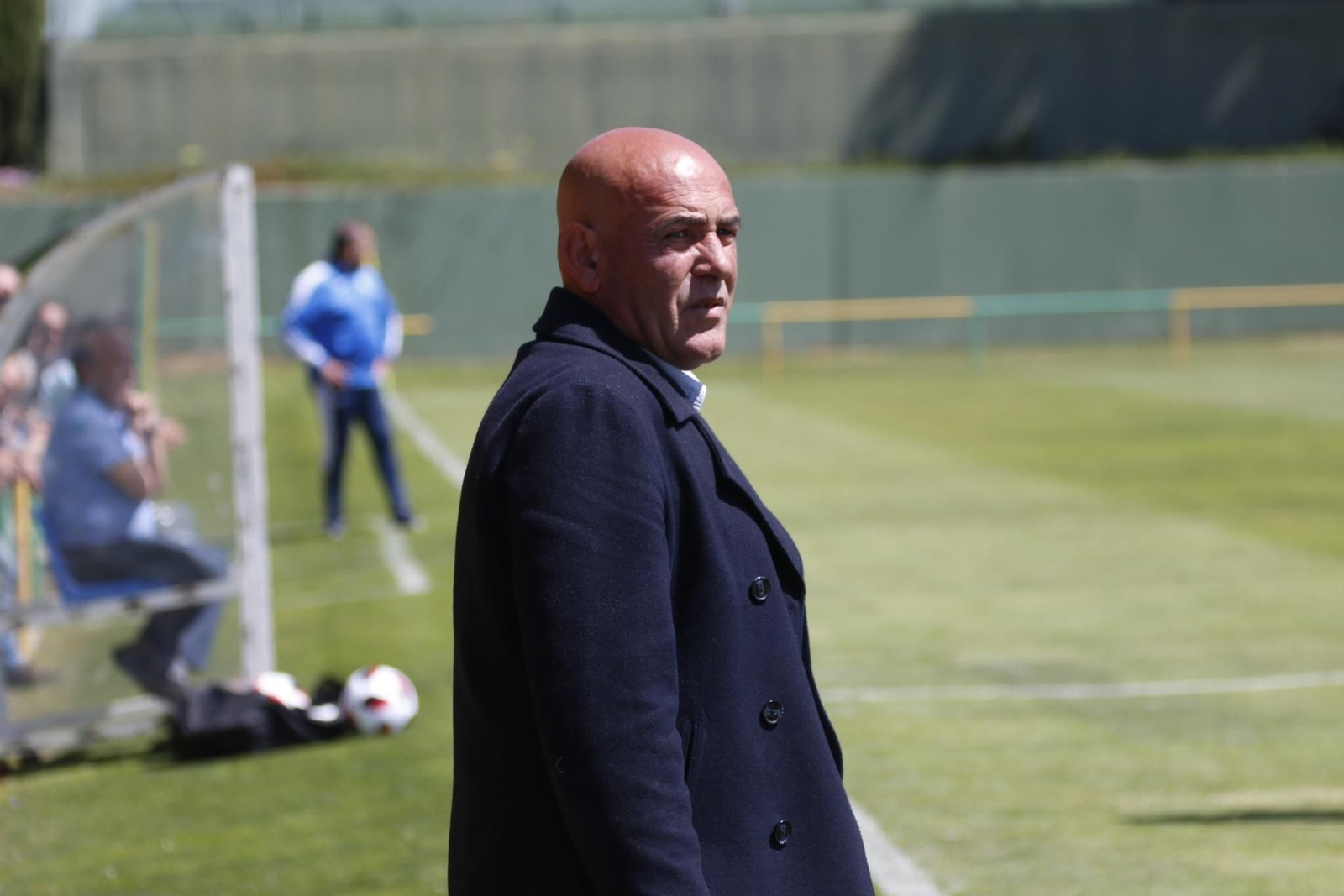 Carlos Ríos observa el encuentro ante la Lebrijana en la banda del San Rafael.