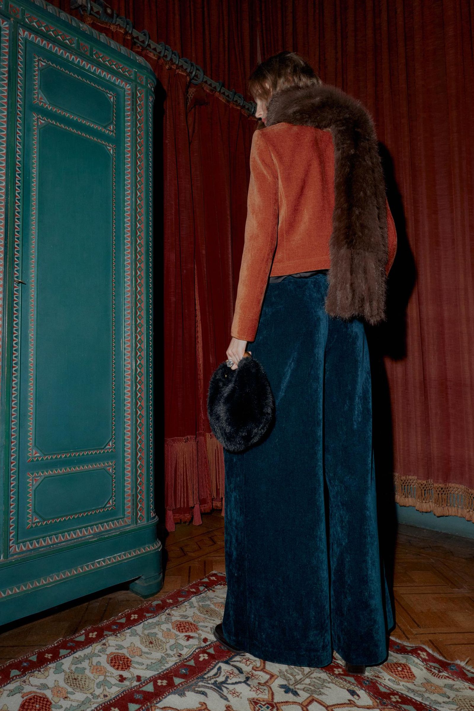 Pantalones de terciopelo de Zara.