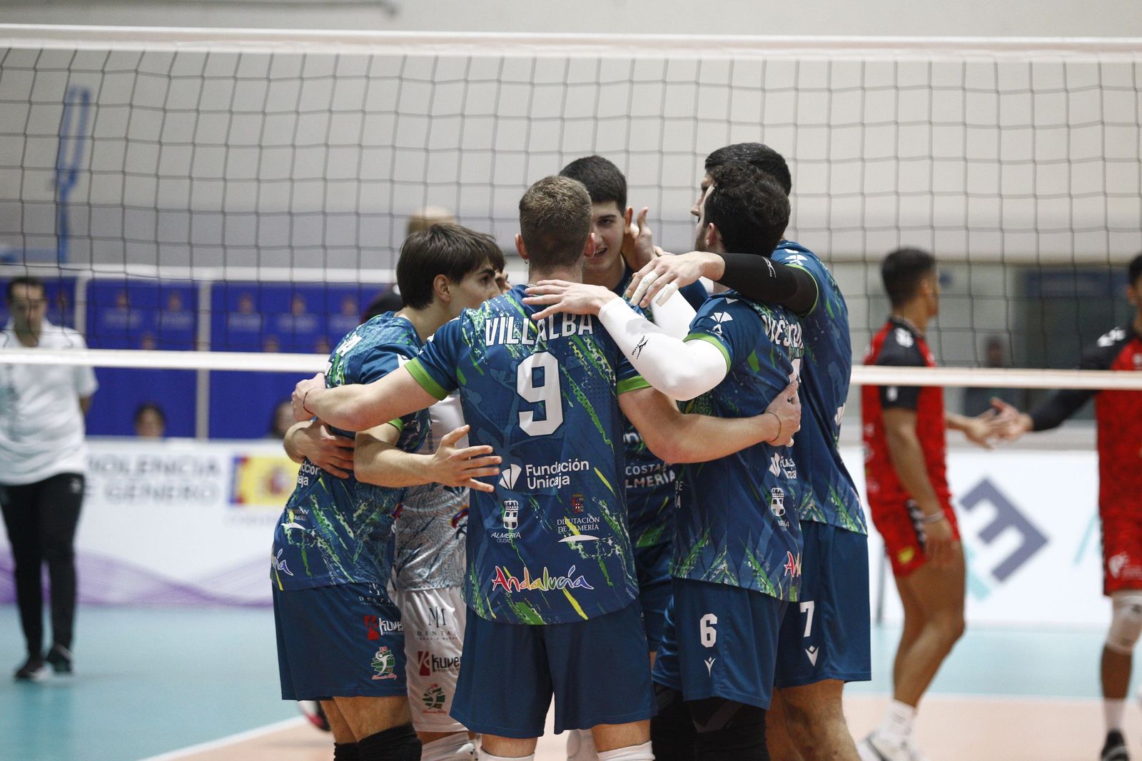 Los ahorradores celebran un punto durante un encuentro celebrado este curso en el Moisés Ruiz.