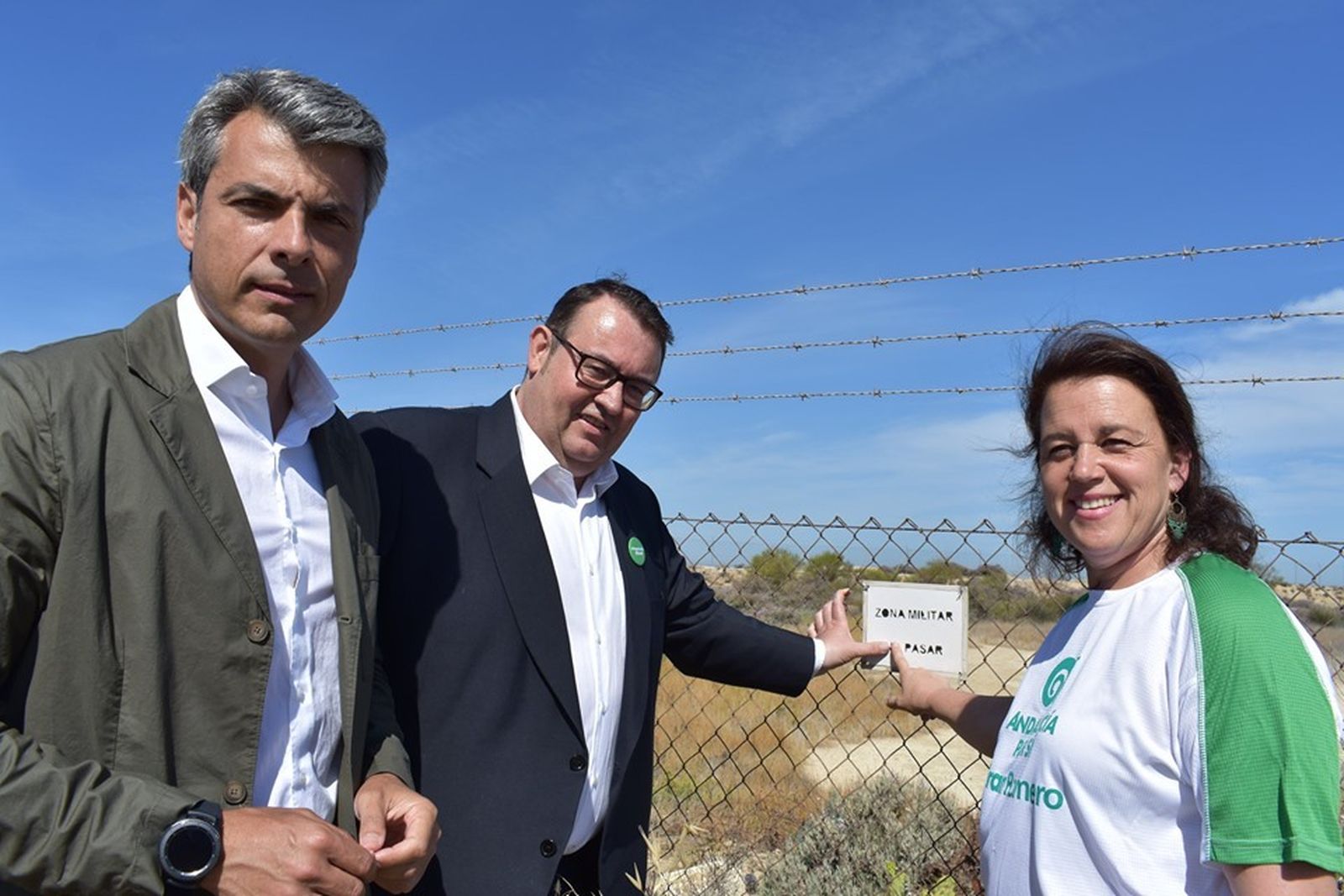 Fran Romero, Lolo Picardo y Maite Lebrero, en la alambrada de la playa de Camposoto.
