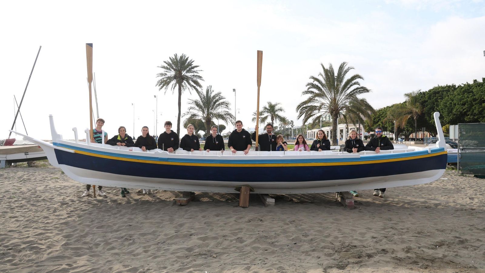 Los socios junto a la jábega desde otra perspectiva. Los socios junto a la jábega desde otra perspectiva.