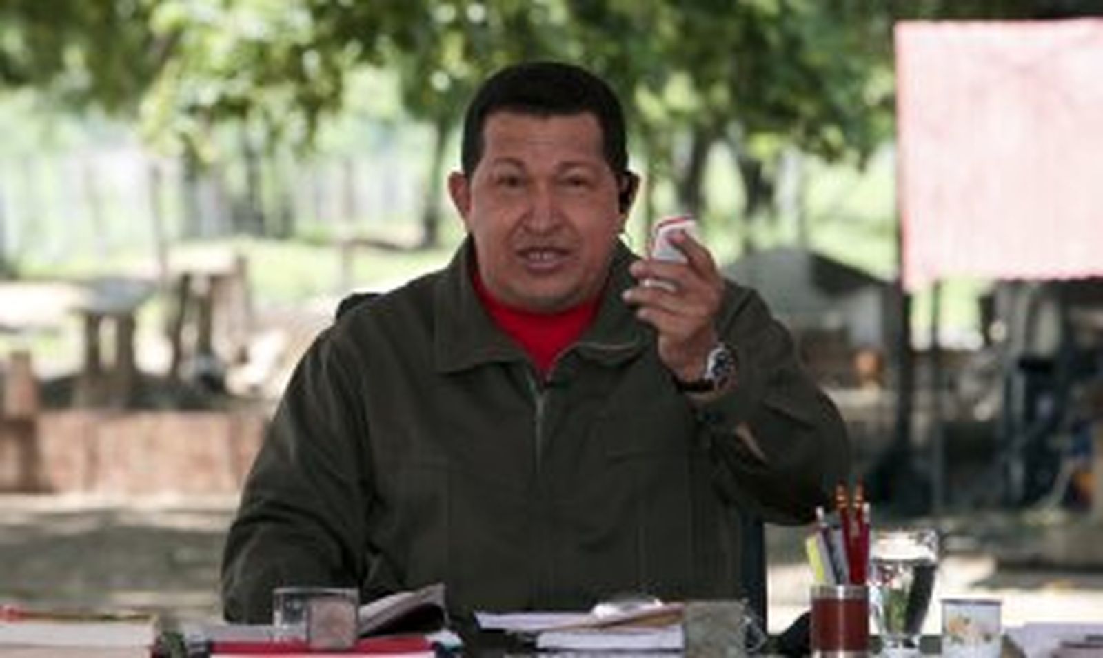 Chávez vuelve a amenazar a las televisiones privadas