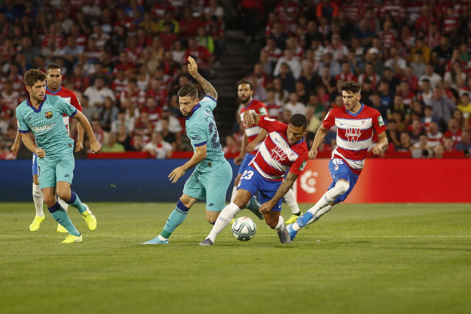 Carles Pérez junto a Machís en el duelo de esta temporada.