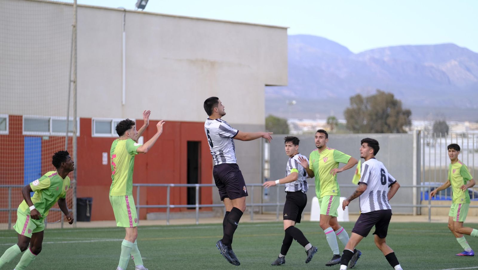 Tudela salta en una pugna por un balón aéreo durante la visita del Málaga de la pasada temporada.