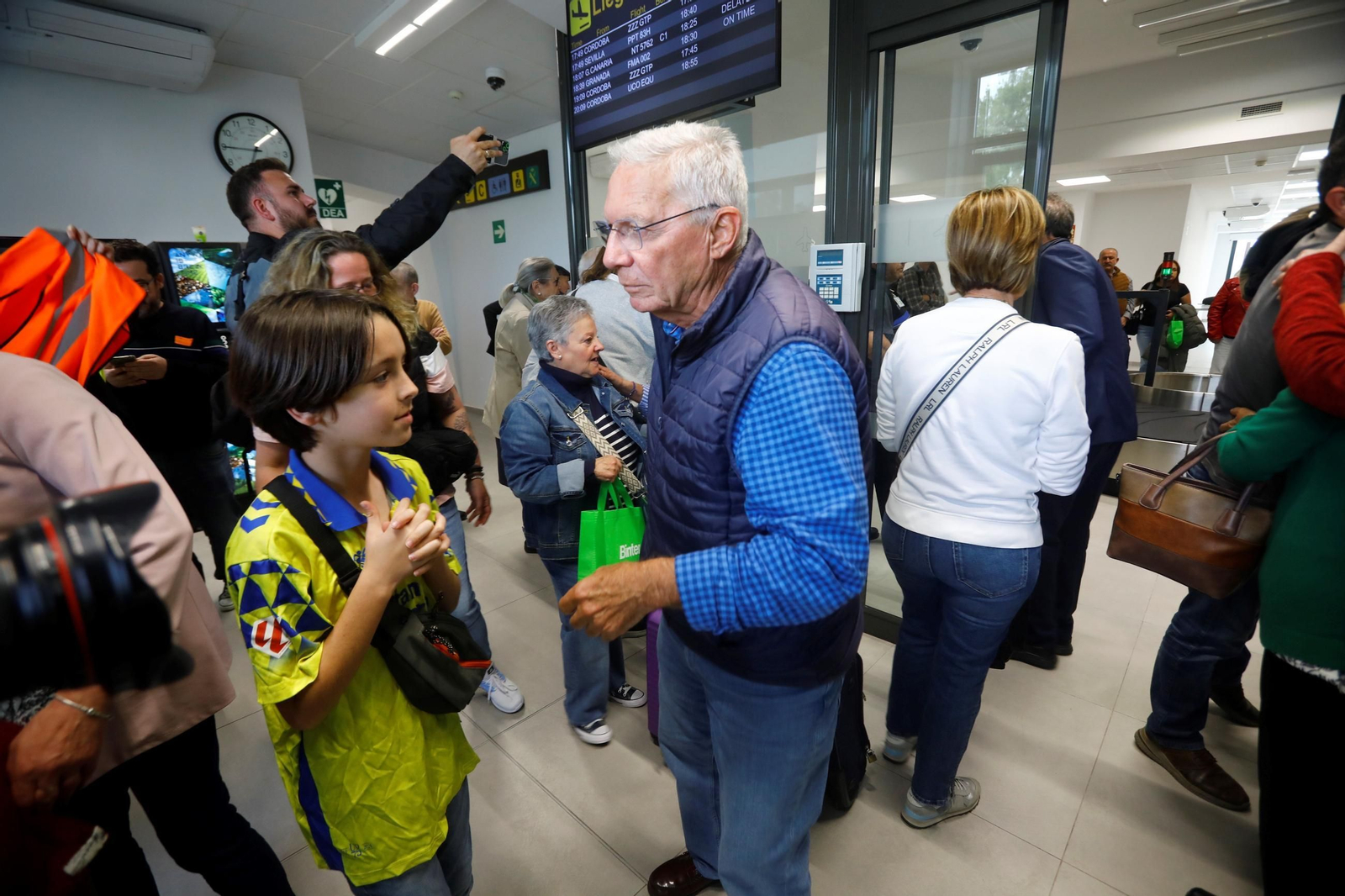 El aeropuerto de Córdoba recibe el primer vuelo de Binter desde Canarias, en imágenes