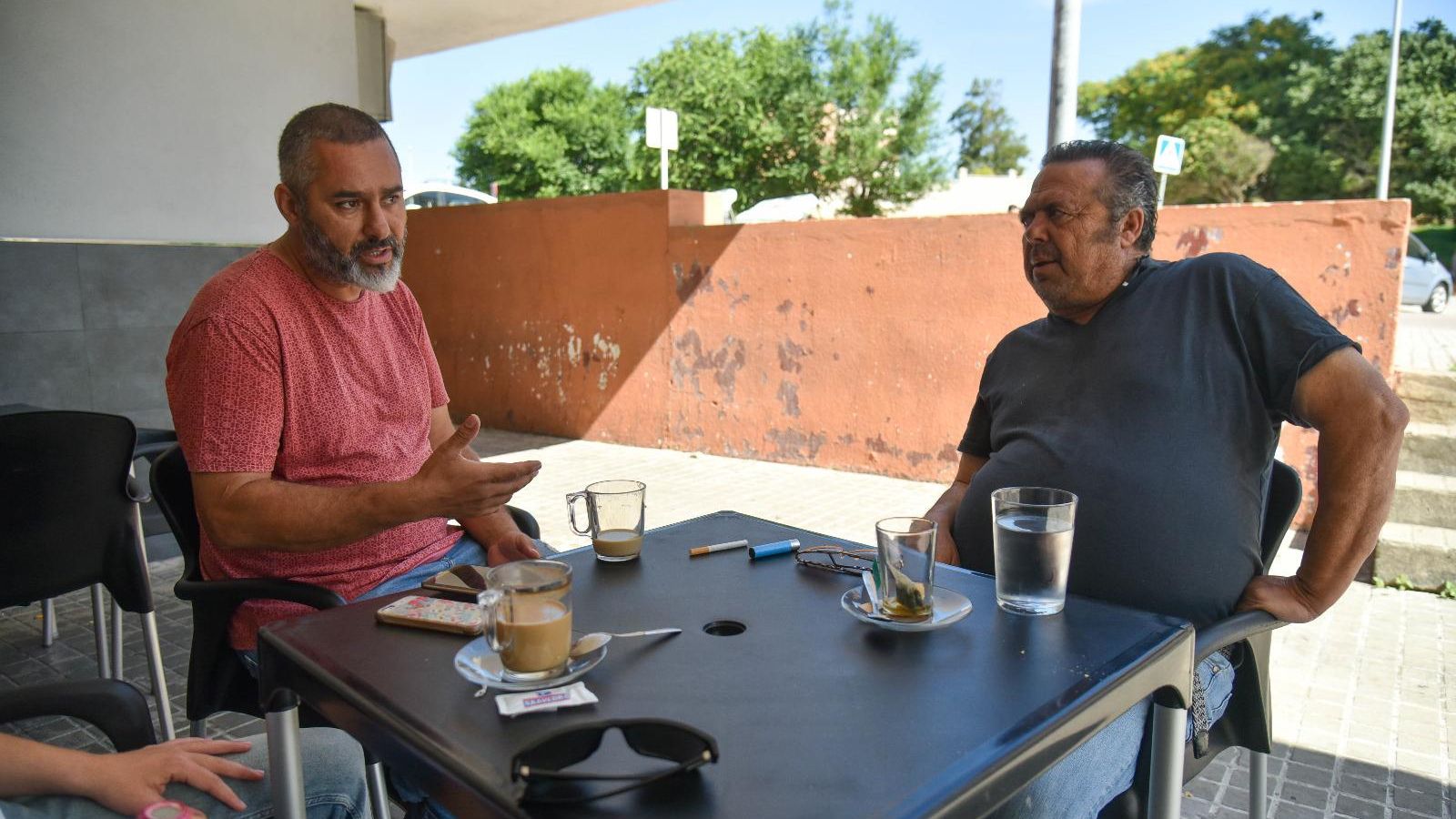 Dris Mohamed y Pedro, en un bar de El Saladillo, en Algeciras. Dris Mohamed y Pedro, en un bar de El Saladillo, en Algeciras.