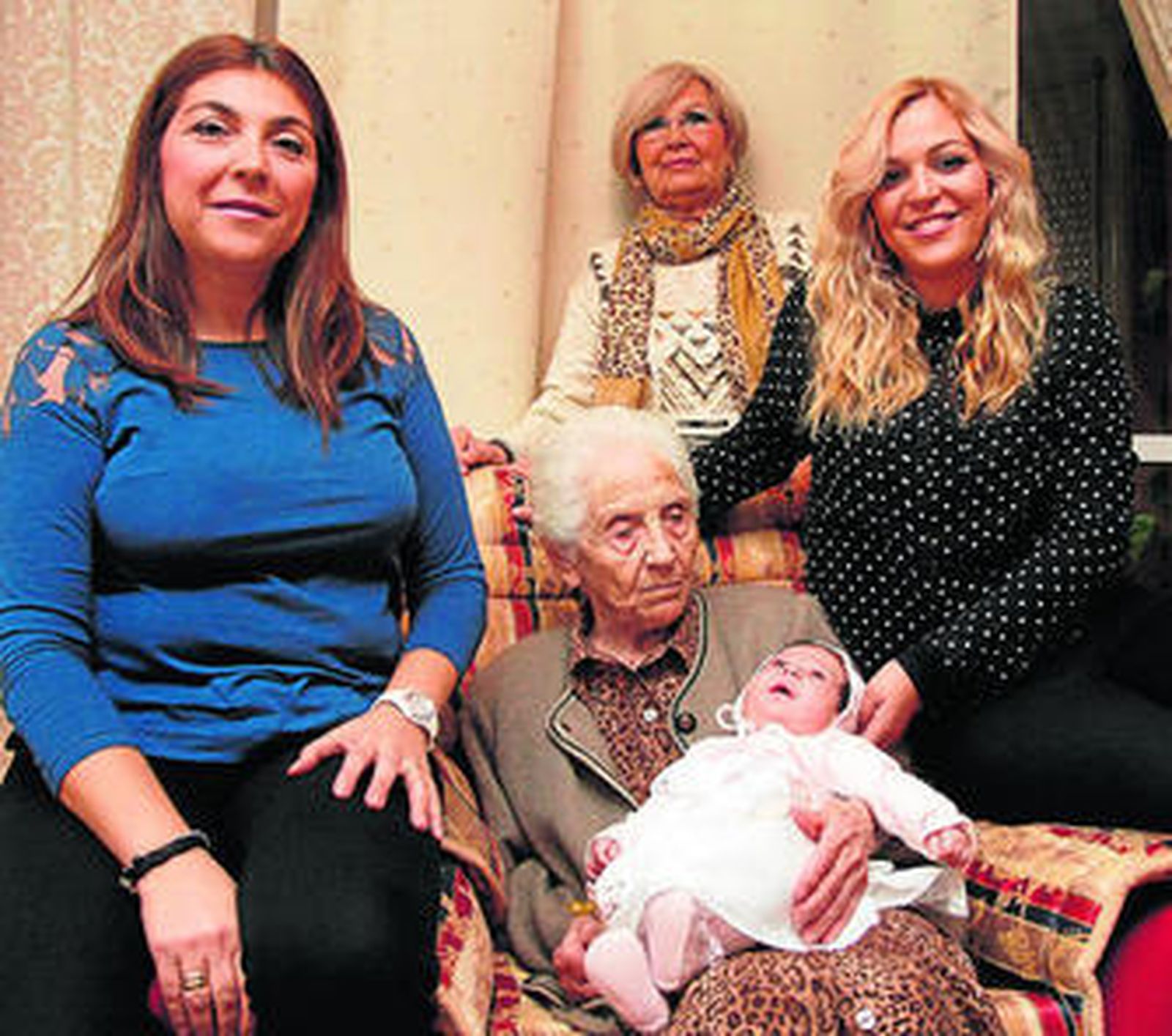 Aurora, con Adriana en brazos. A la izquierda, Ana María. Detrás del sillón, María Dolores. A la derecha, Desiré.