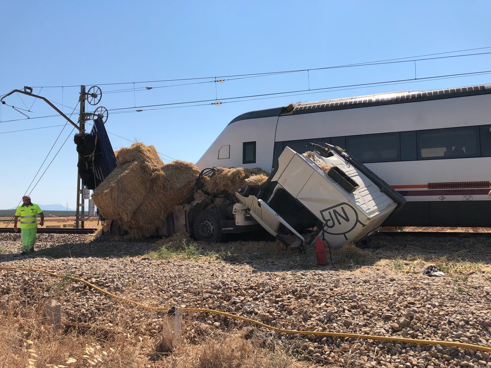 El camión que ha sido arrollado por el tren.