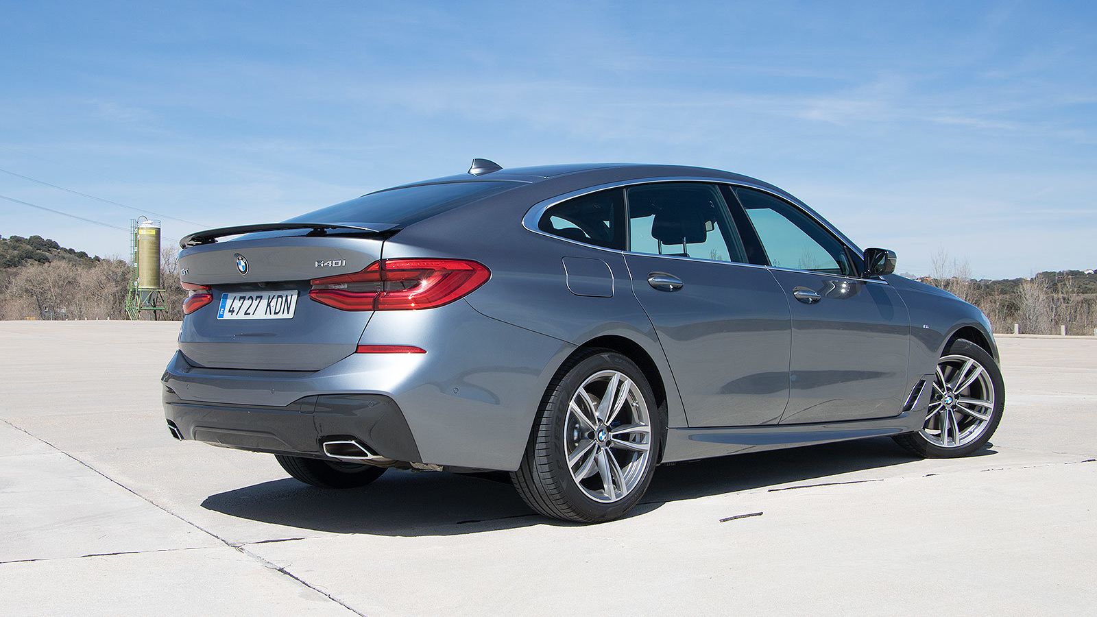 Esta berlina de gran tamaño se caracteriza por su línea de techo caída.