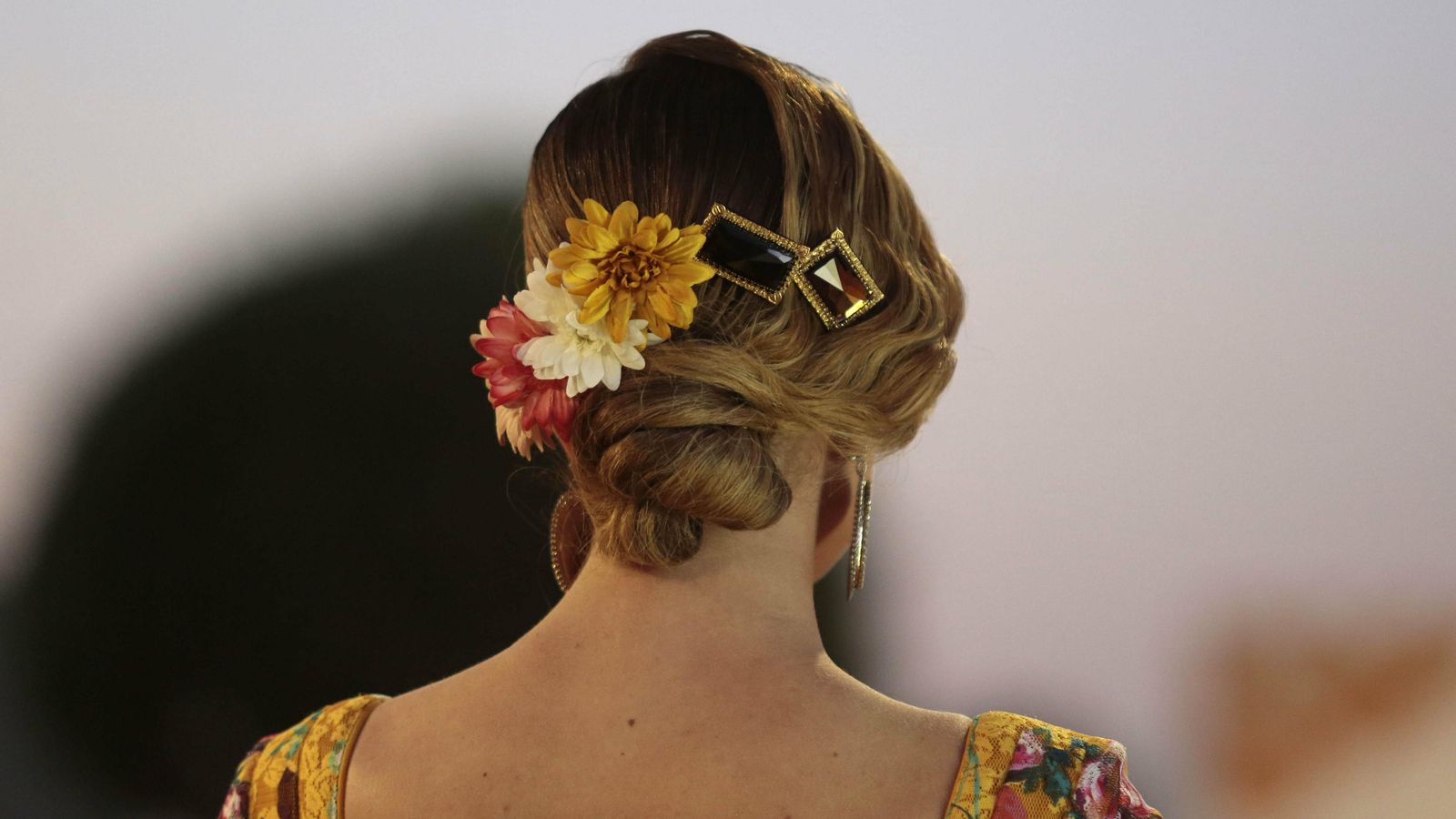 Peinecillos en la base del recogido con pequeñas flores.