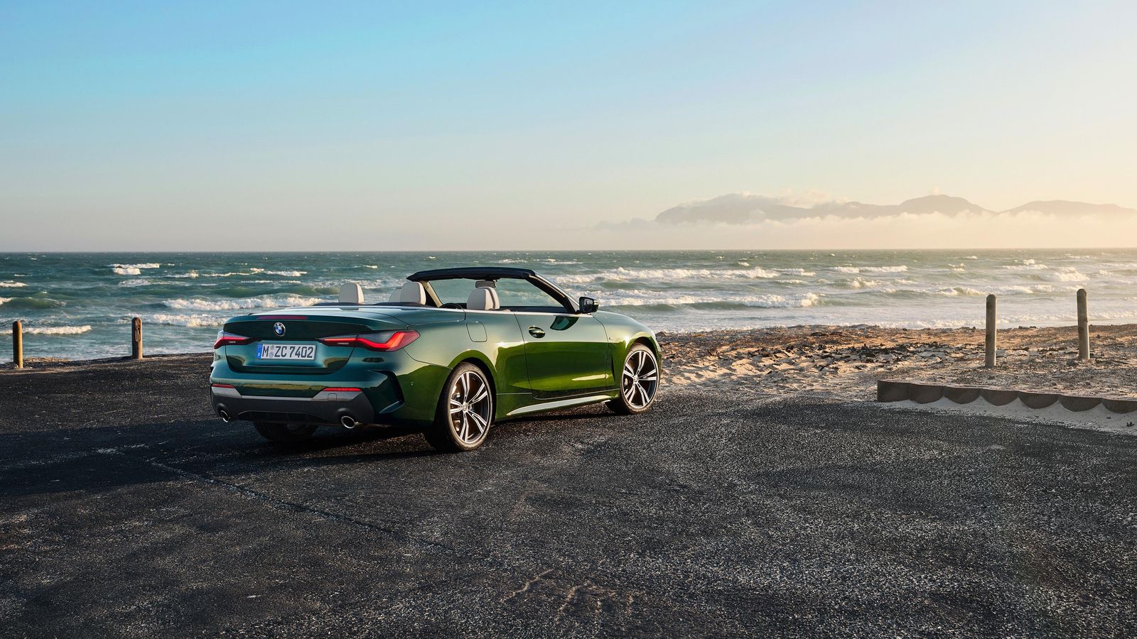 El Serie 4 Cabrio vuelve a la capota de lona, más rápida de manejar, más ligera y que ocupa menos espacio que los techos metálicos retráctiles.