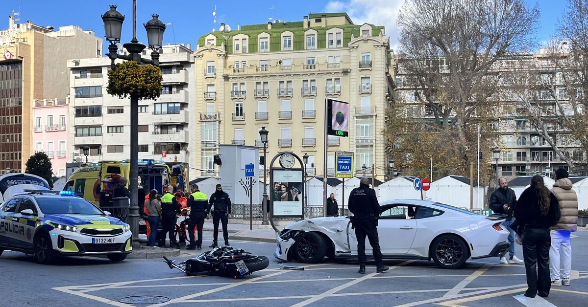 Herido un motociclista al ser arrollado por un deportivo en pleno ...