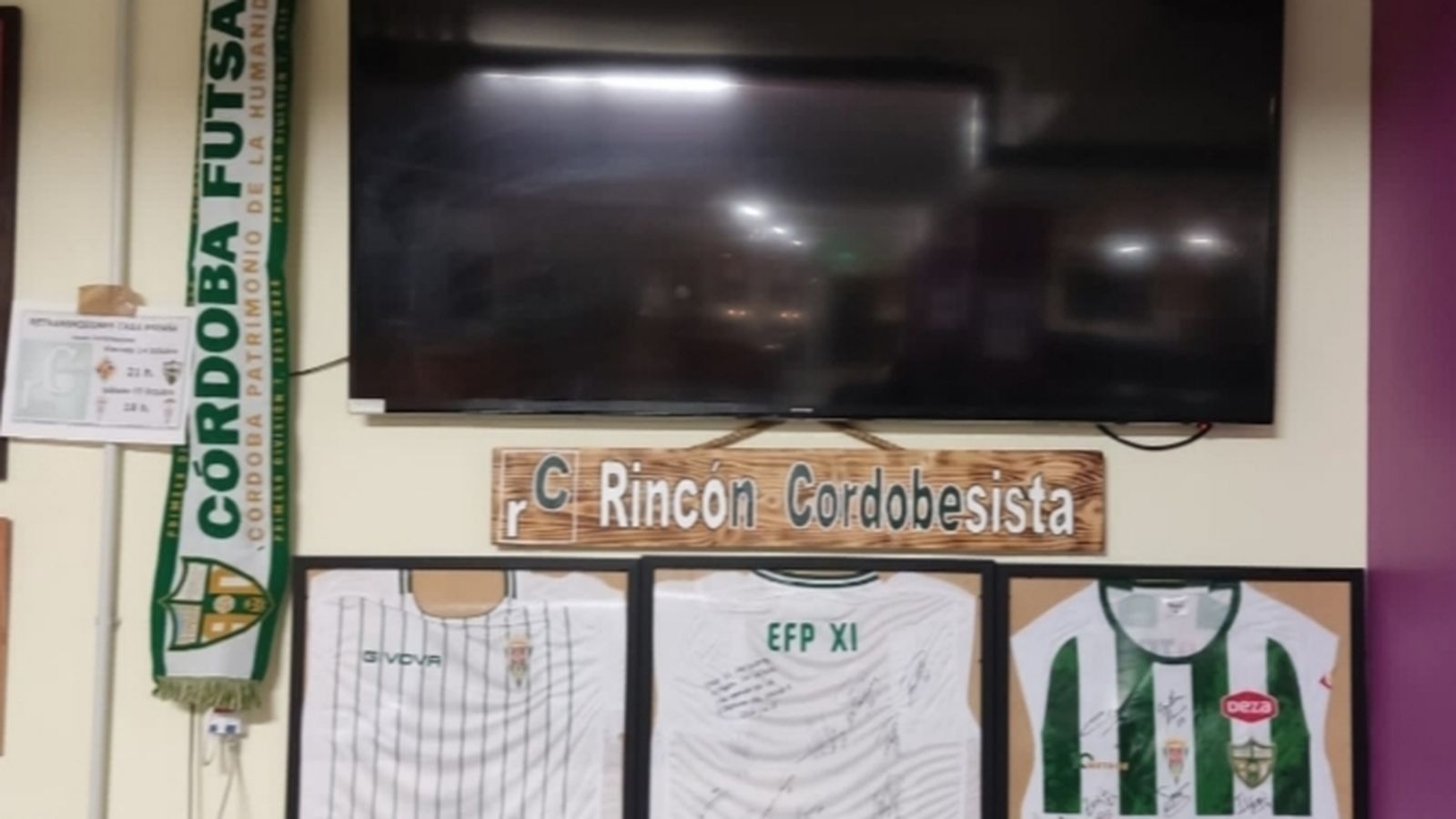 Camisetas decoran el Rincón Cordobesista del cuartel de Letonia.