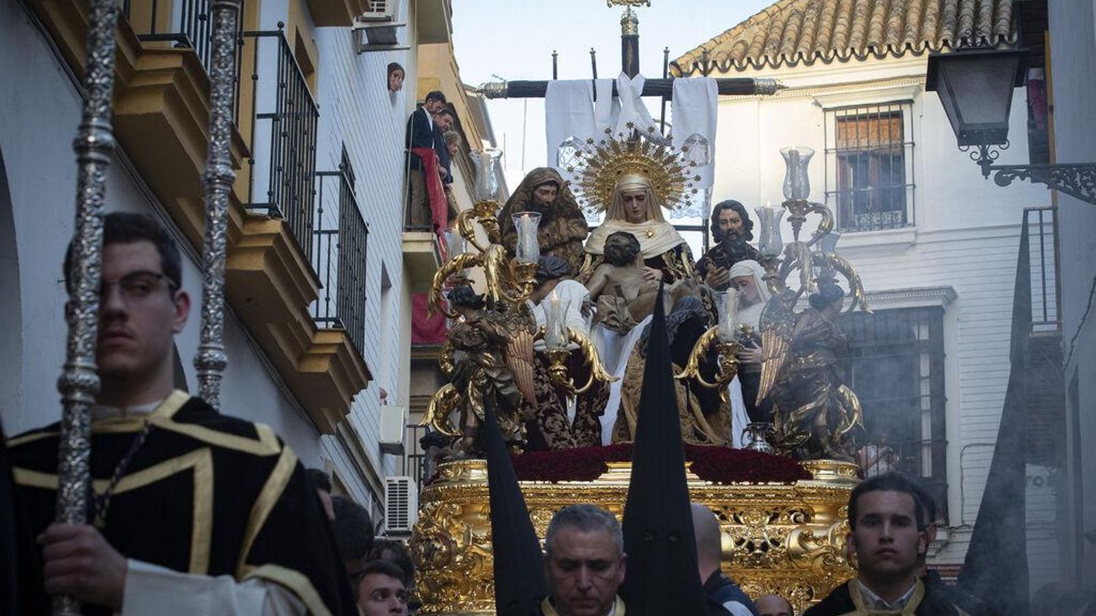 Al misterio de La Mortaja lo anteceden dieciocho ciriales