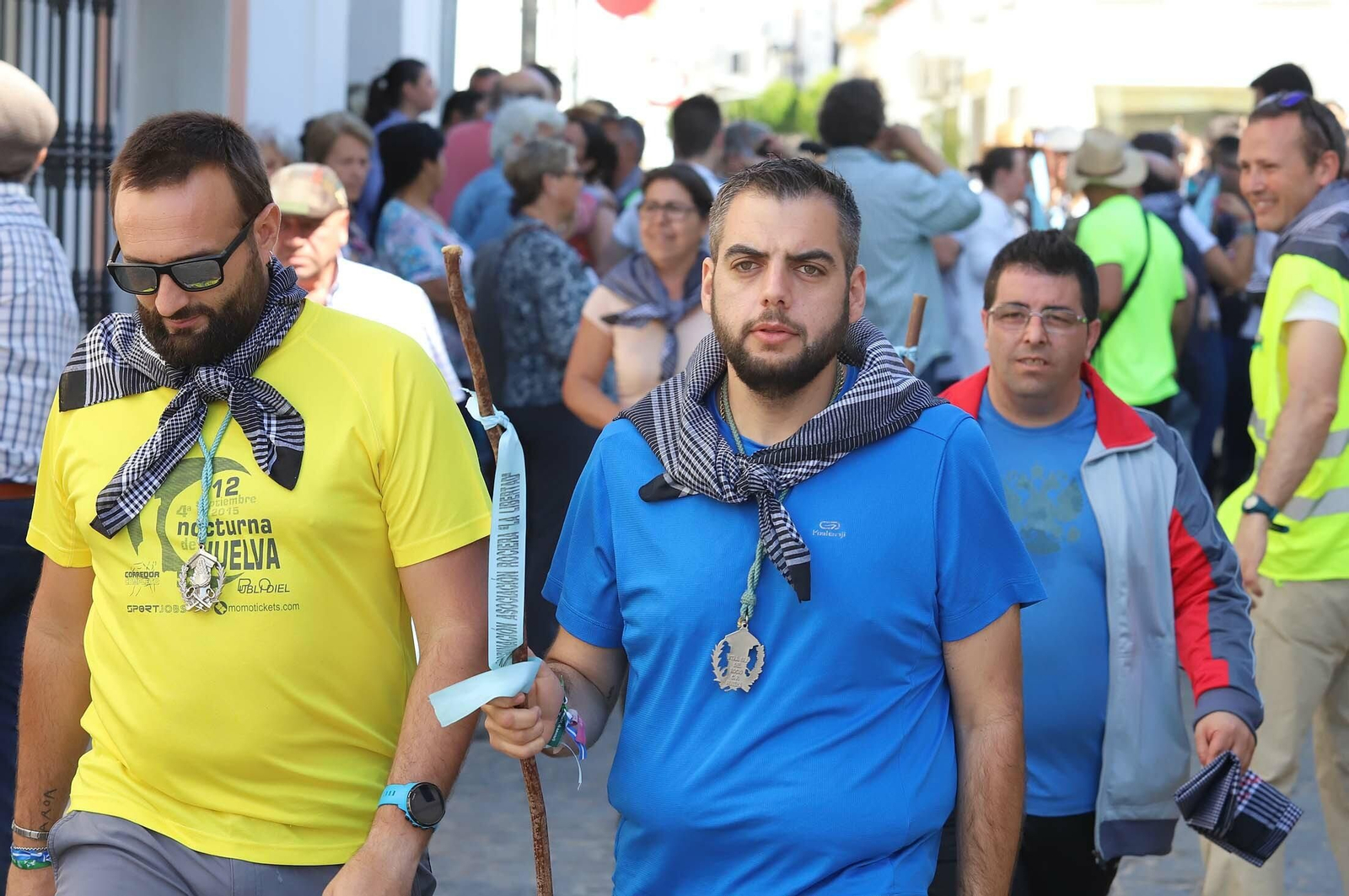 Imágenes de los presos de la cárcel de Huelva en su camino hacia El Rocío