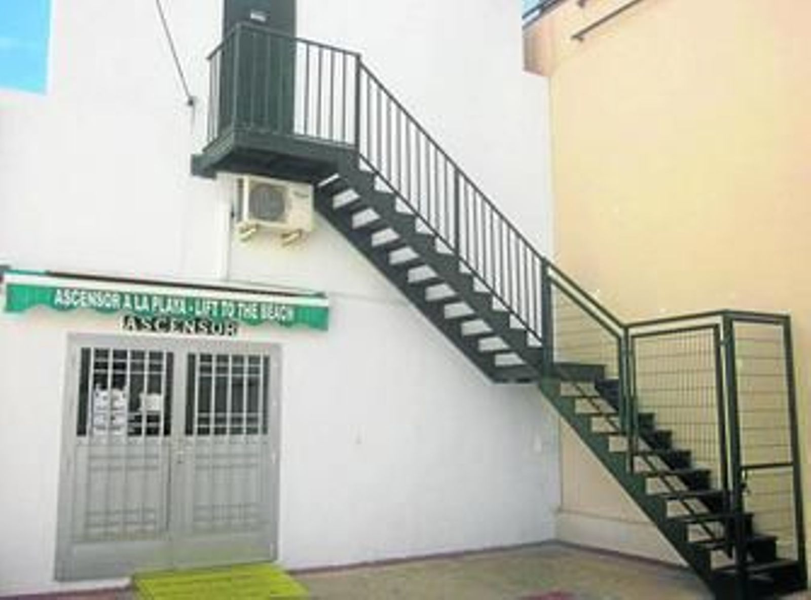 La puerta que da acceso al ascensor.