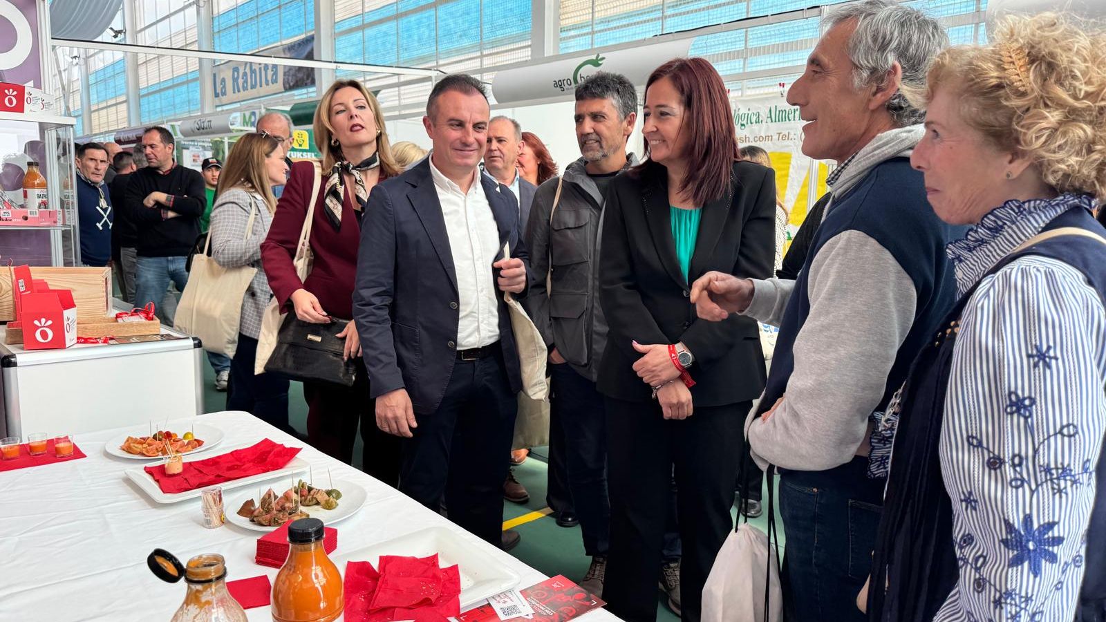 La alcaldesa de Albuñol en el stand de La Palma