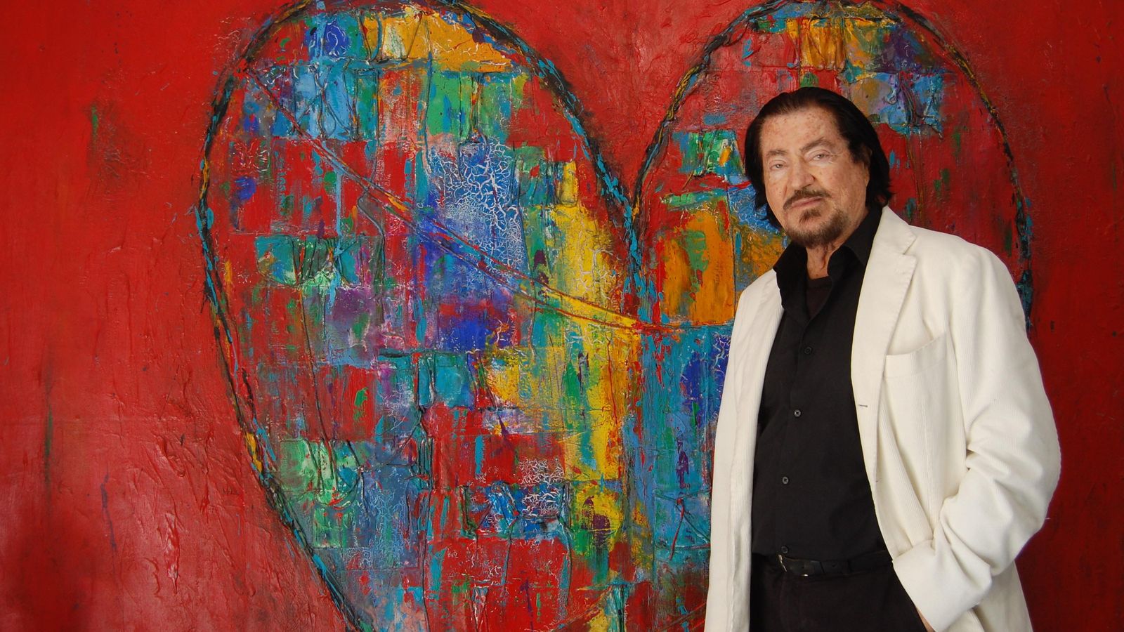 El artista Ginés Serrán con una de sus obras pictóricas. El artista Ginés Serrán con una de sus obras pictóricas.