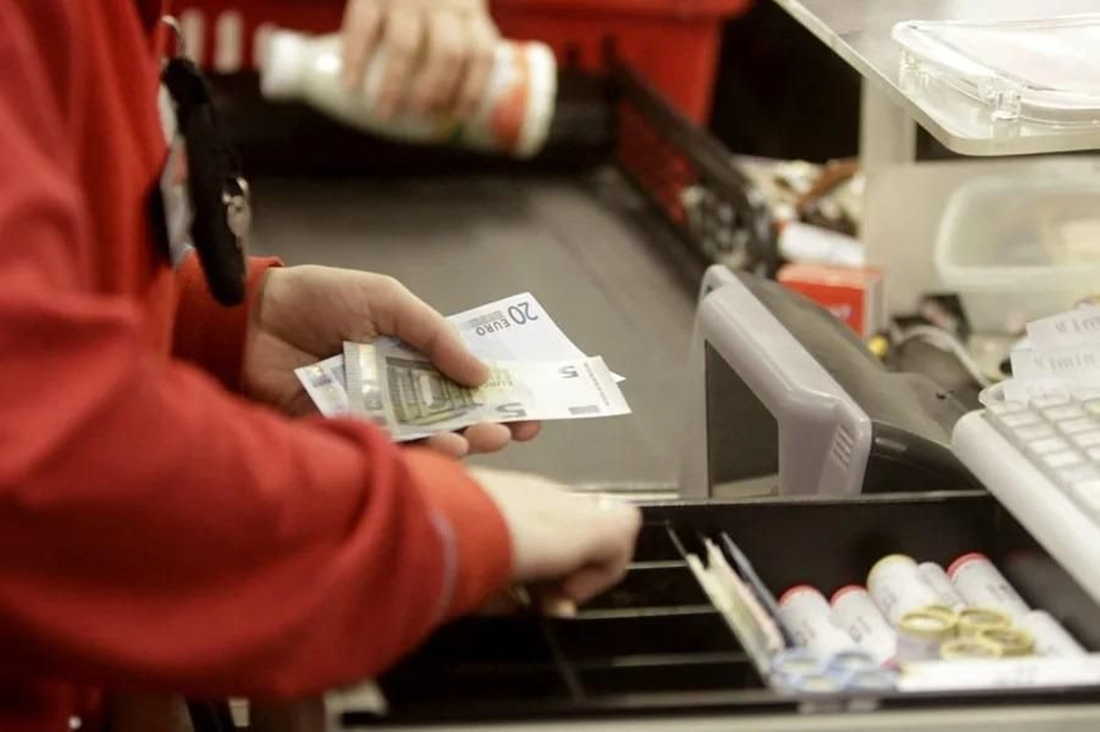 Dinero en efectivo en una caja registradora de un supermercado.