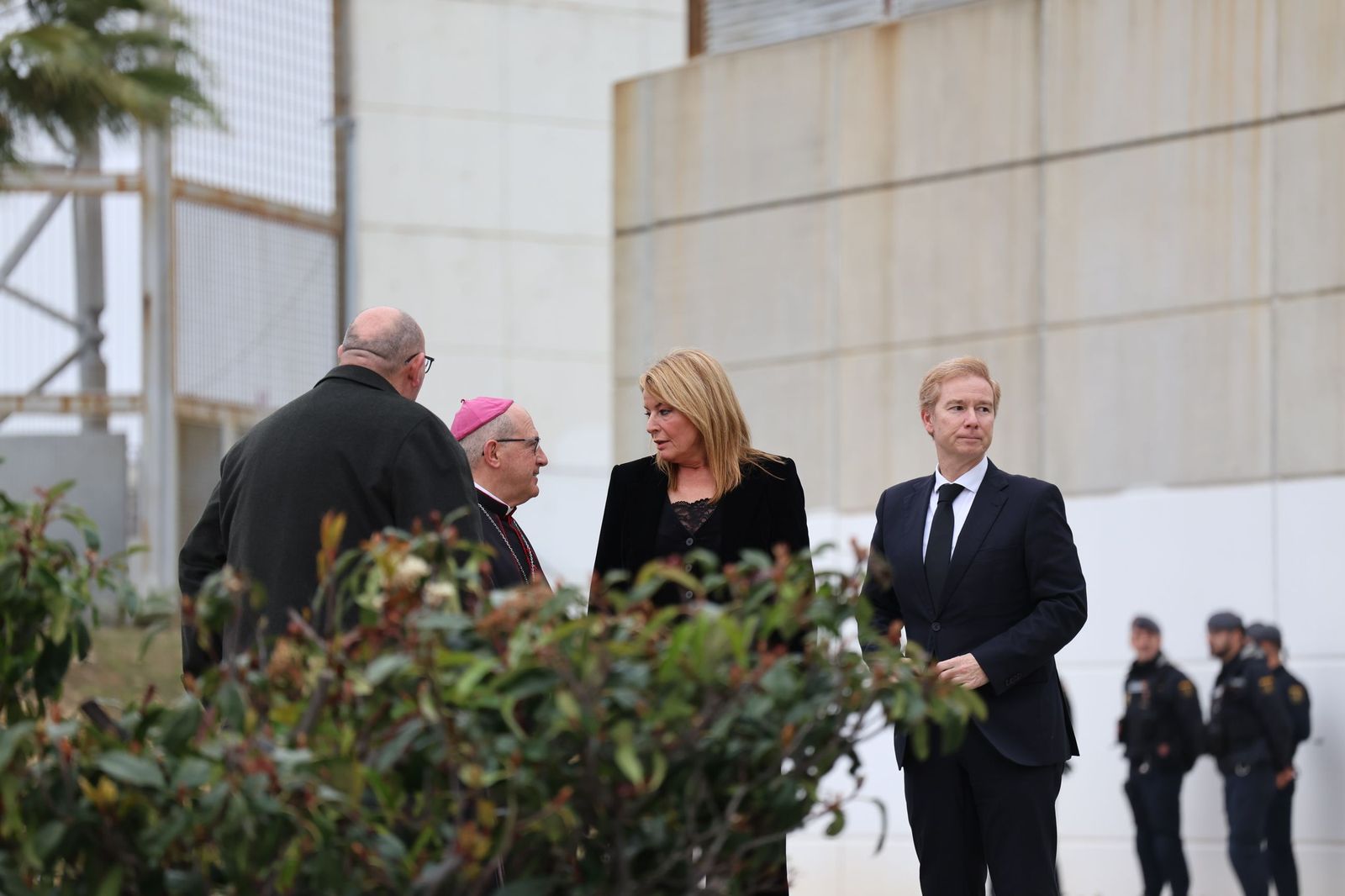 Fotografías de la llegada de Juanma Moreno, Feijóo y todas las autoridades al funeral por las víctimas de Adamuz en Huelva