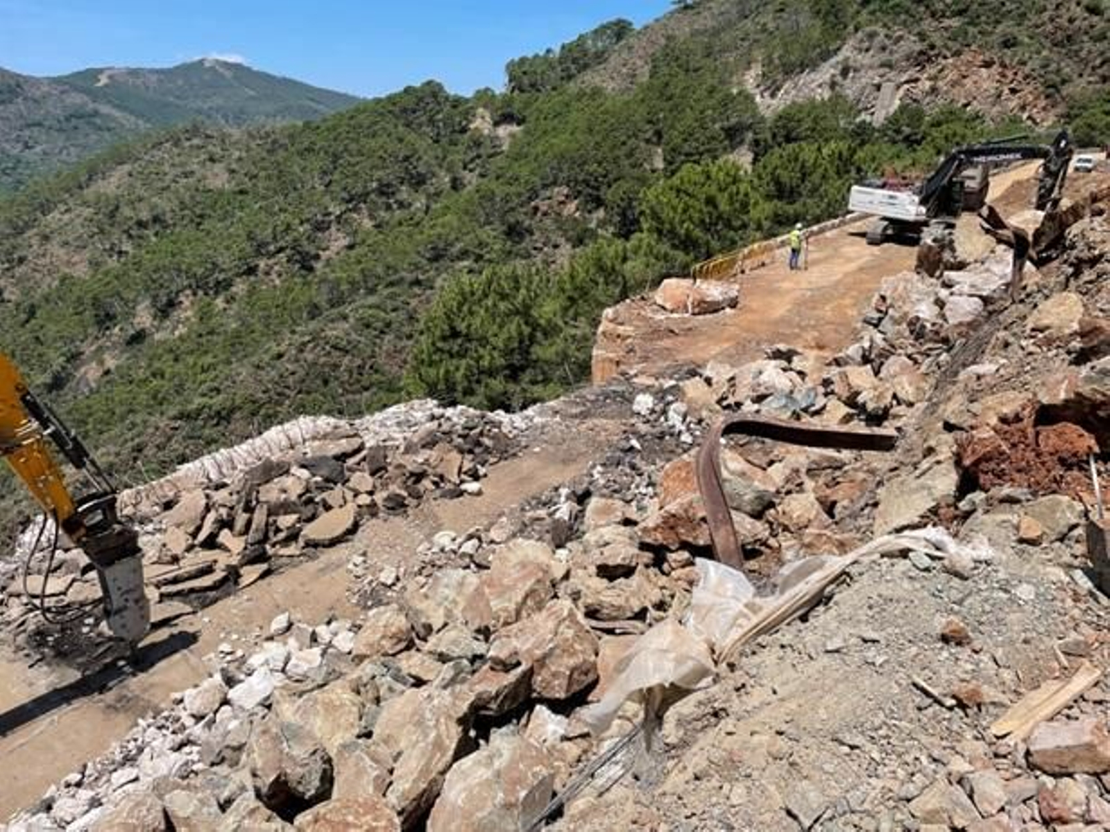 Tablero en reconstrucción en la carrera Ronda-San Pedro