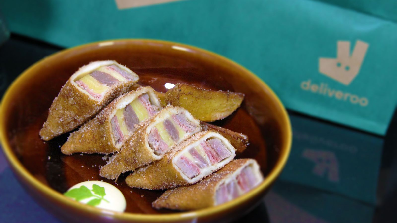 Estas torrijas están rellenas de jamón, ternera y queso.