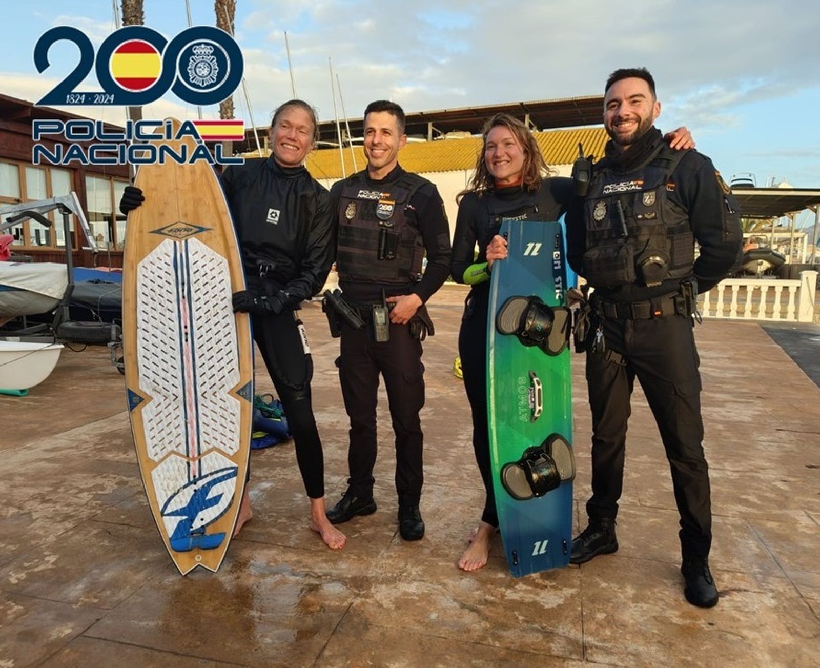 Agentes de la Policía Nacional salvan la vida a dos kitesurfistas en Motril