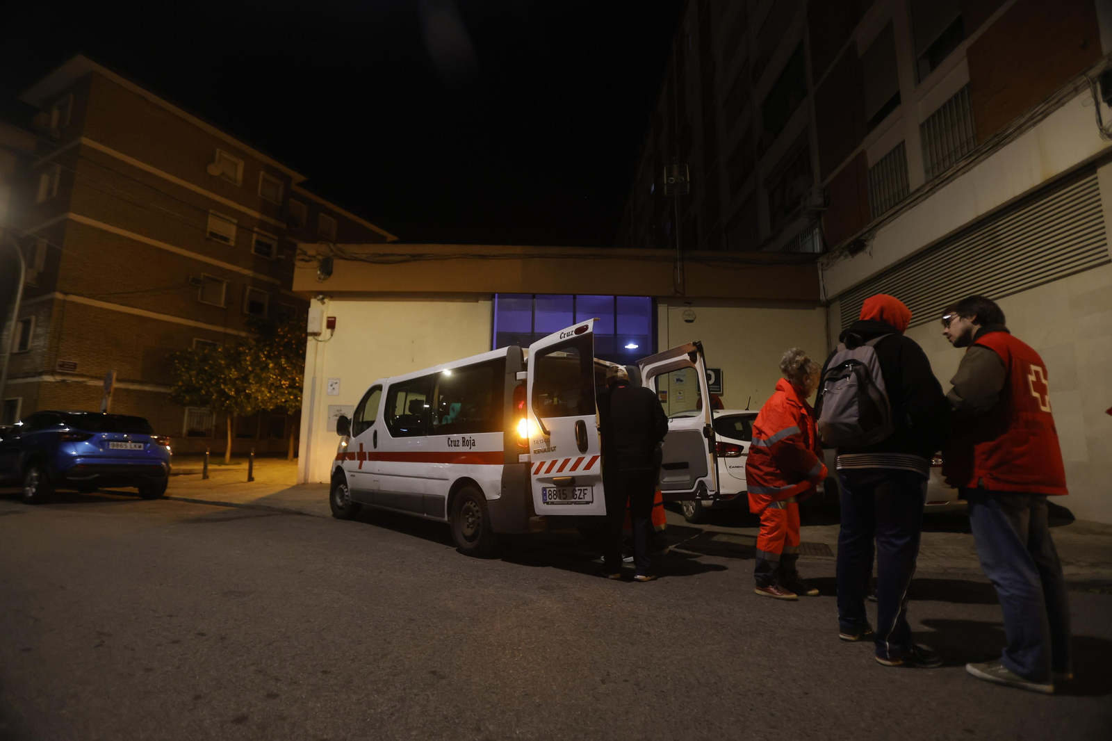 Una noche con el servicio de atención a personas sin hogar de Cruz Roja Córdoba, en imágenes