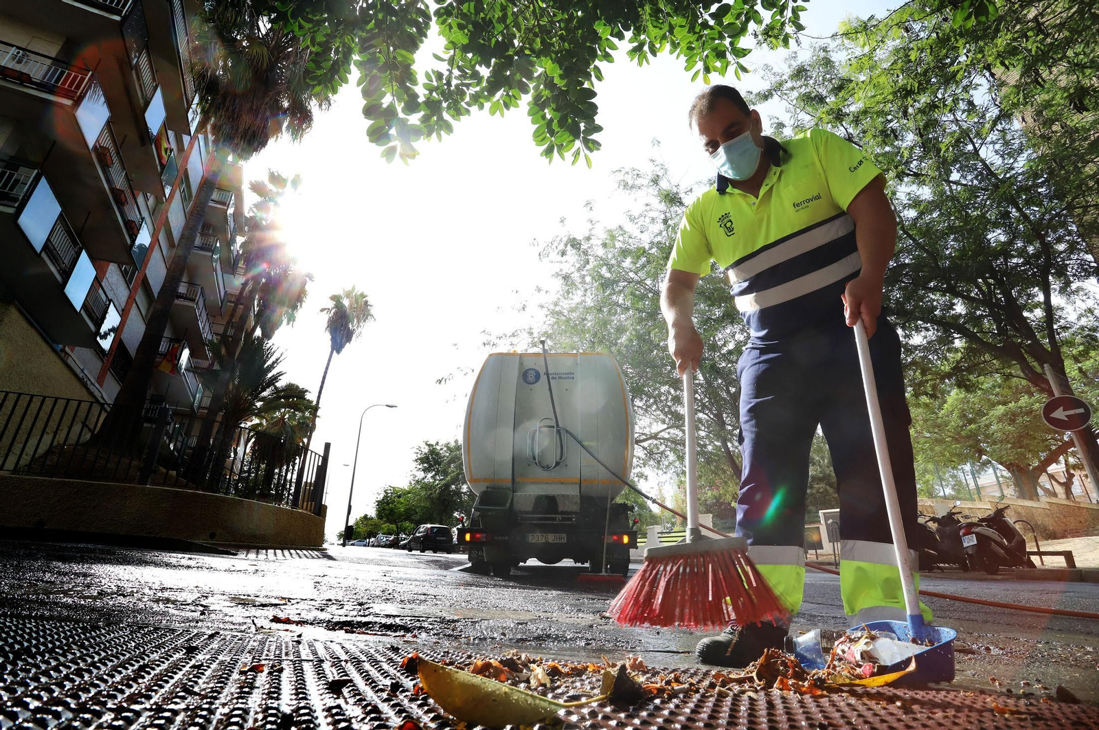 Un operario del servicio de limpieza en una de las calles de la ciudad.