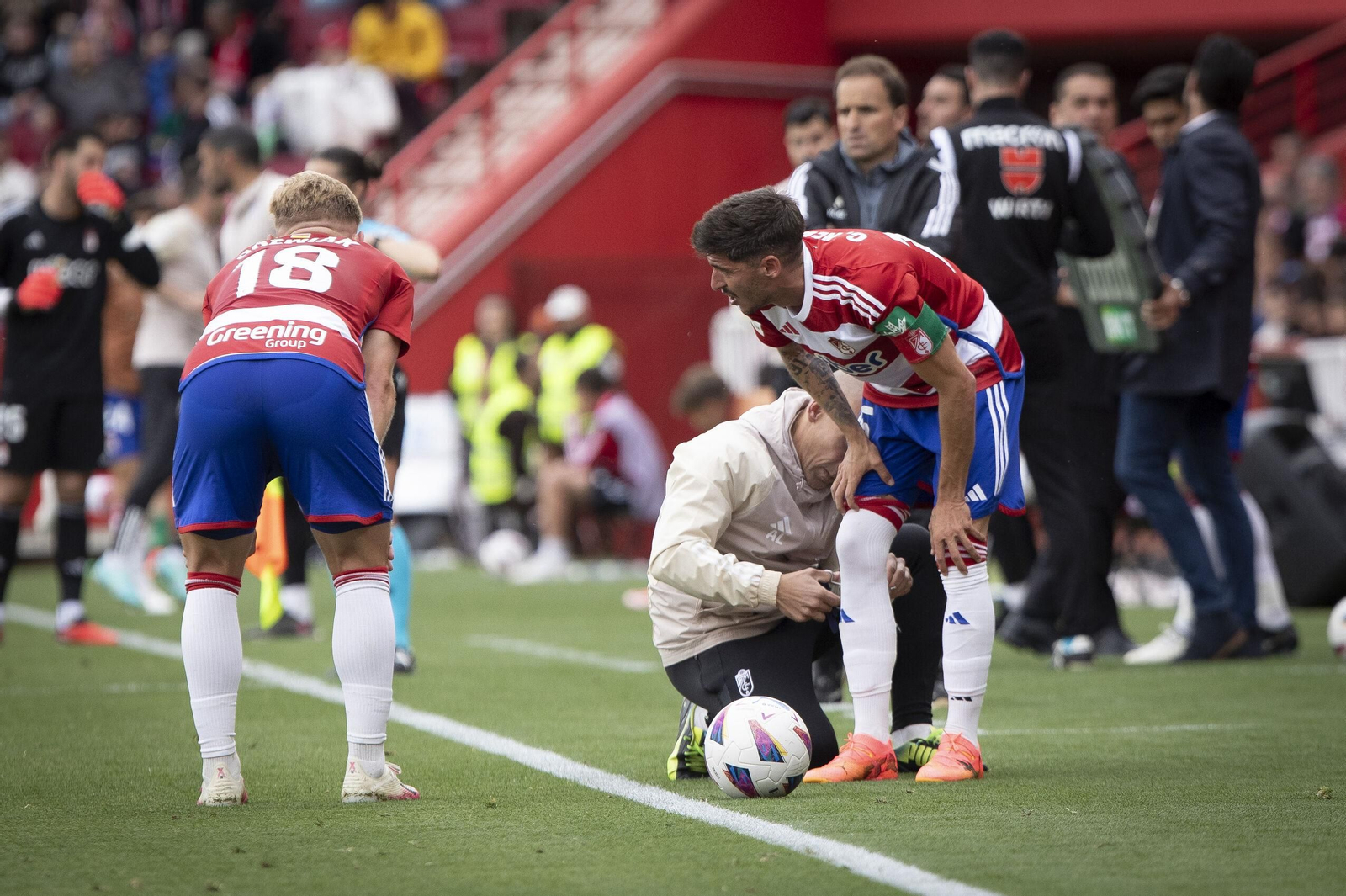 Jugadores del Granada en el pasado partido ante Oasasuna